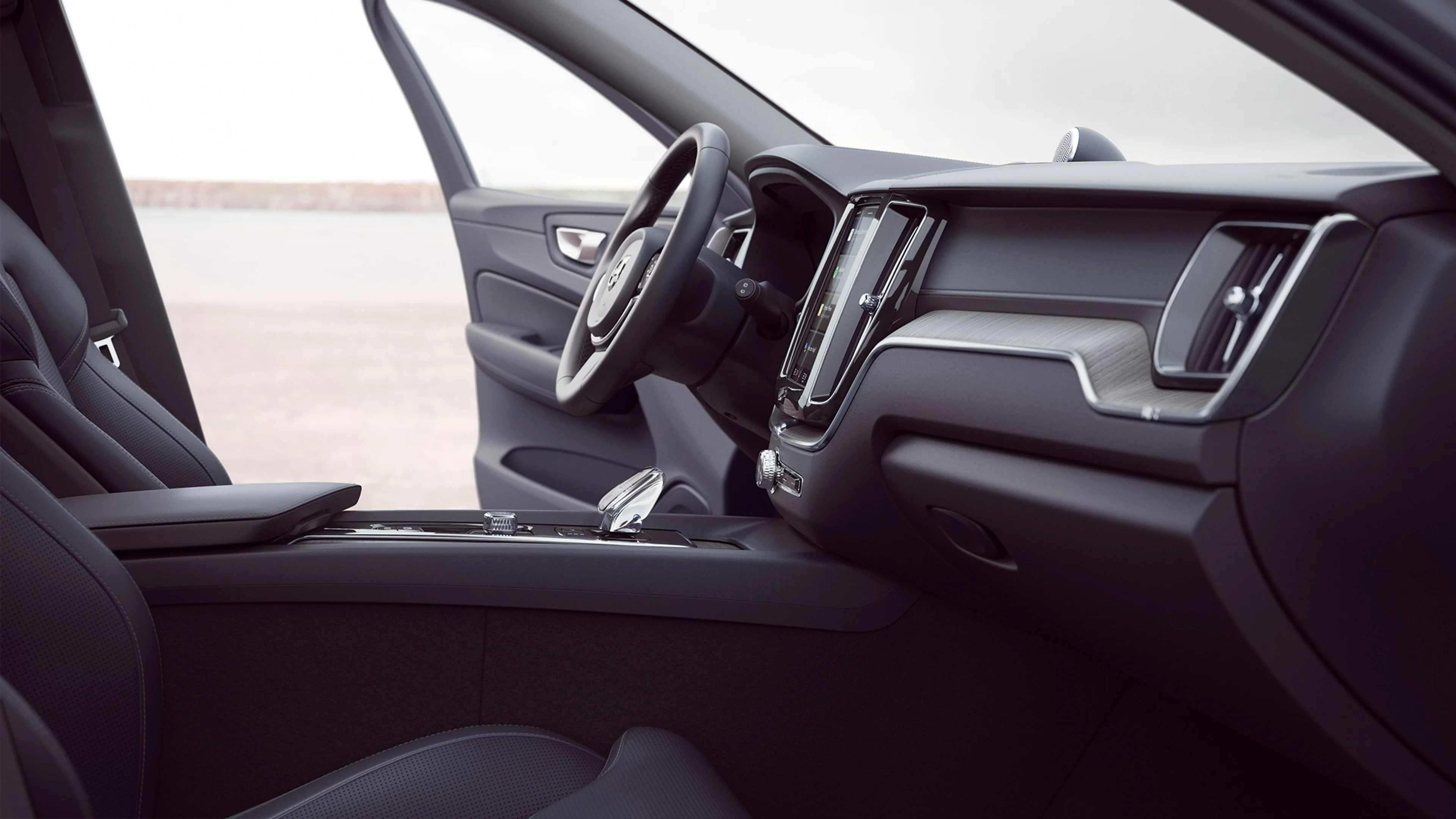Lähikuva Volvo XC60 Long Range lataushybridiauton sisätiloista. Kuvassa näkyy mm. Bowers & Wilkins äänentoistojärjestelmä ja tuuletetulla nappanahalla verhoiltu etuistuin.