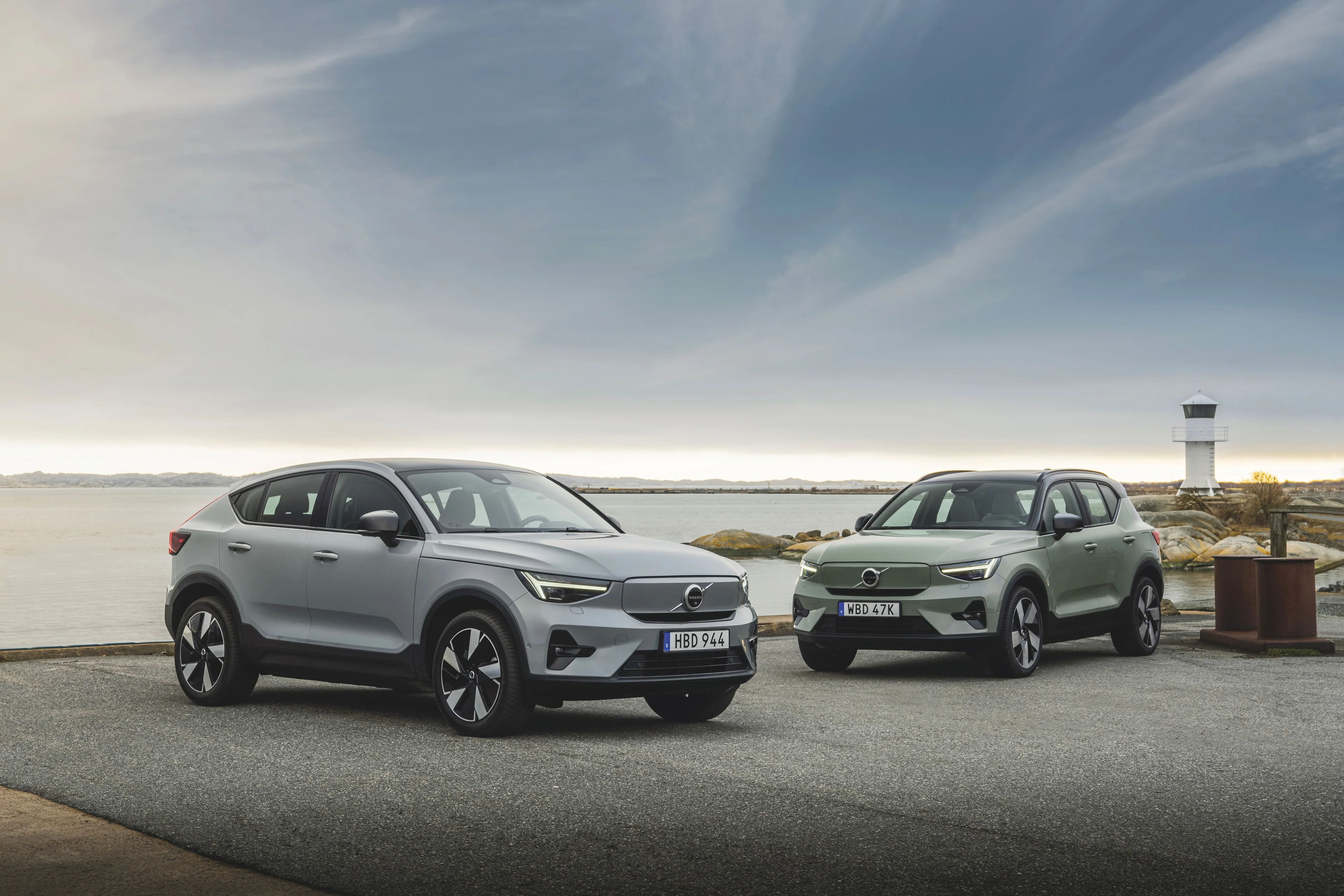 Vozy Volvo XC40 a C40 zaparkované poblíž vodní plochy.