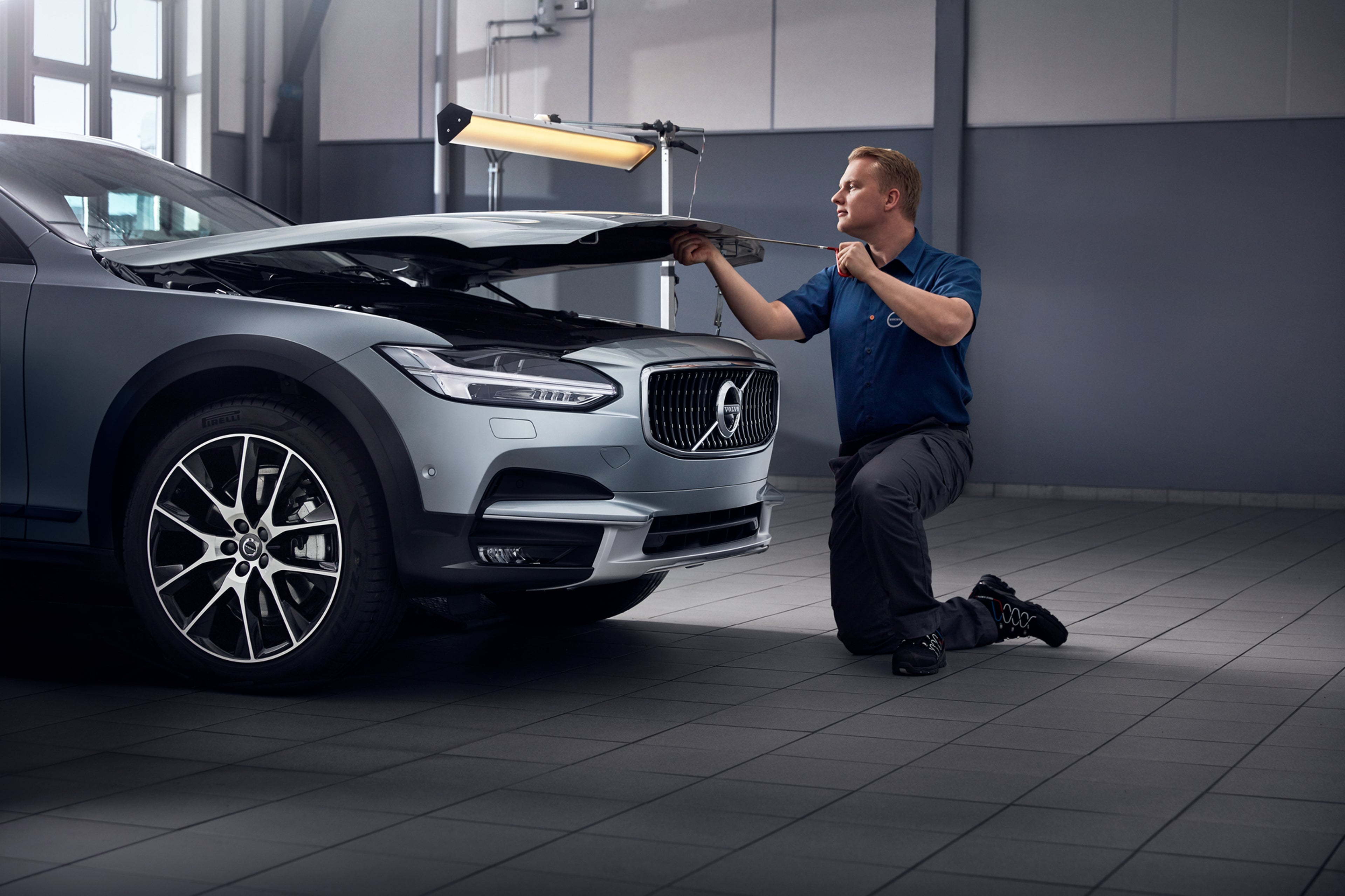 Egy Volvo szerviztechnikus egy V90-es horpadását javítja.