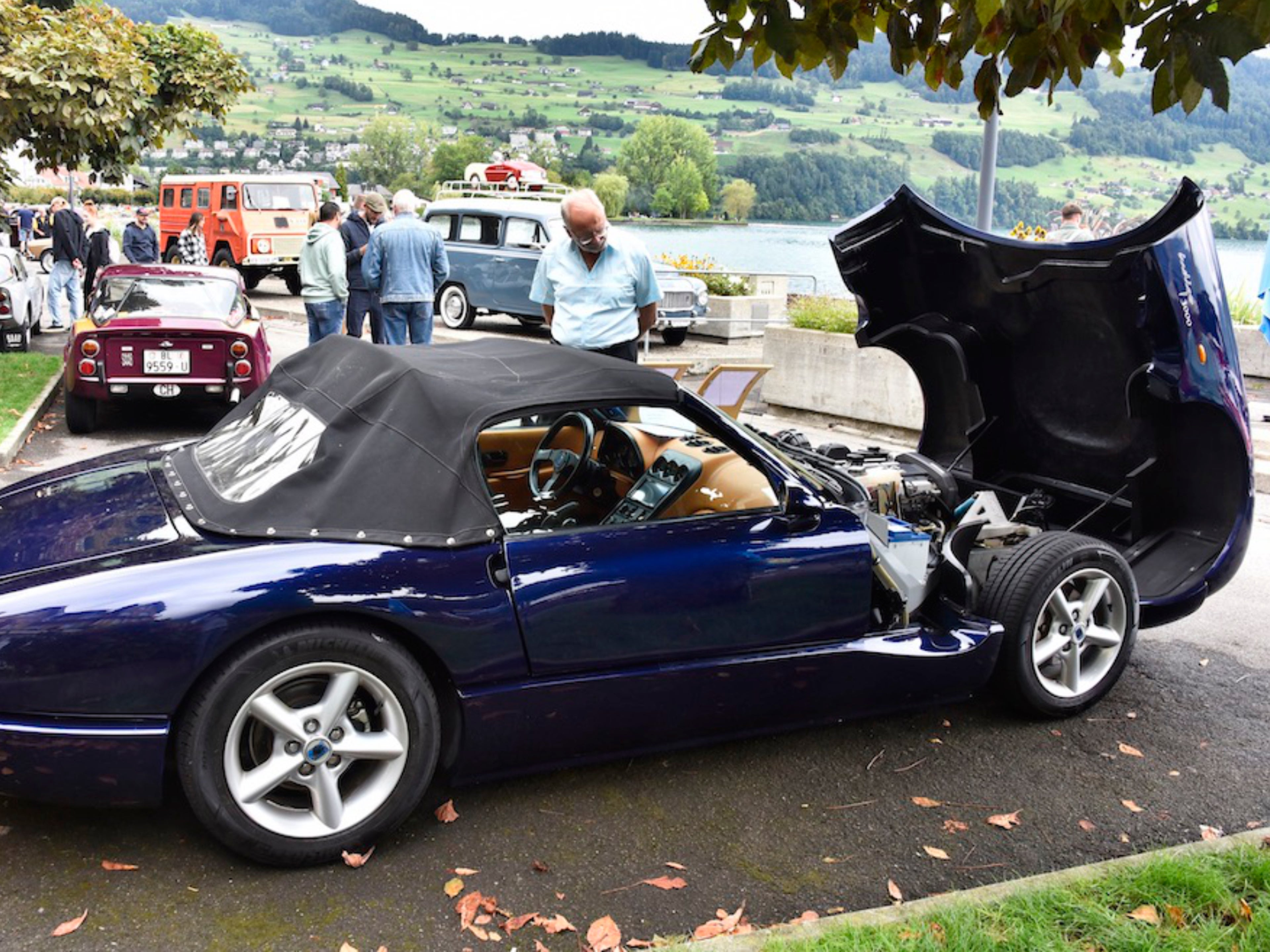 Ansicht eines blauen Modell-Volvos, der von einem Besucher angeschaut wird.