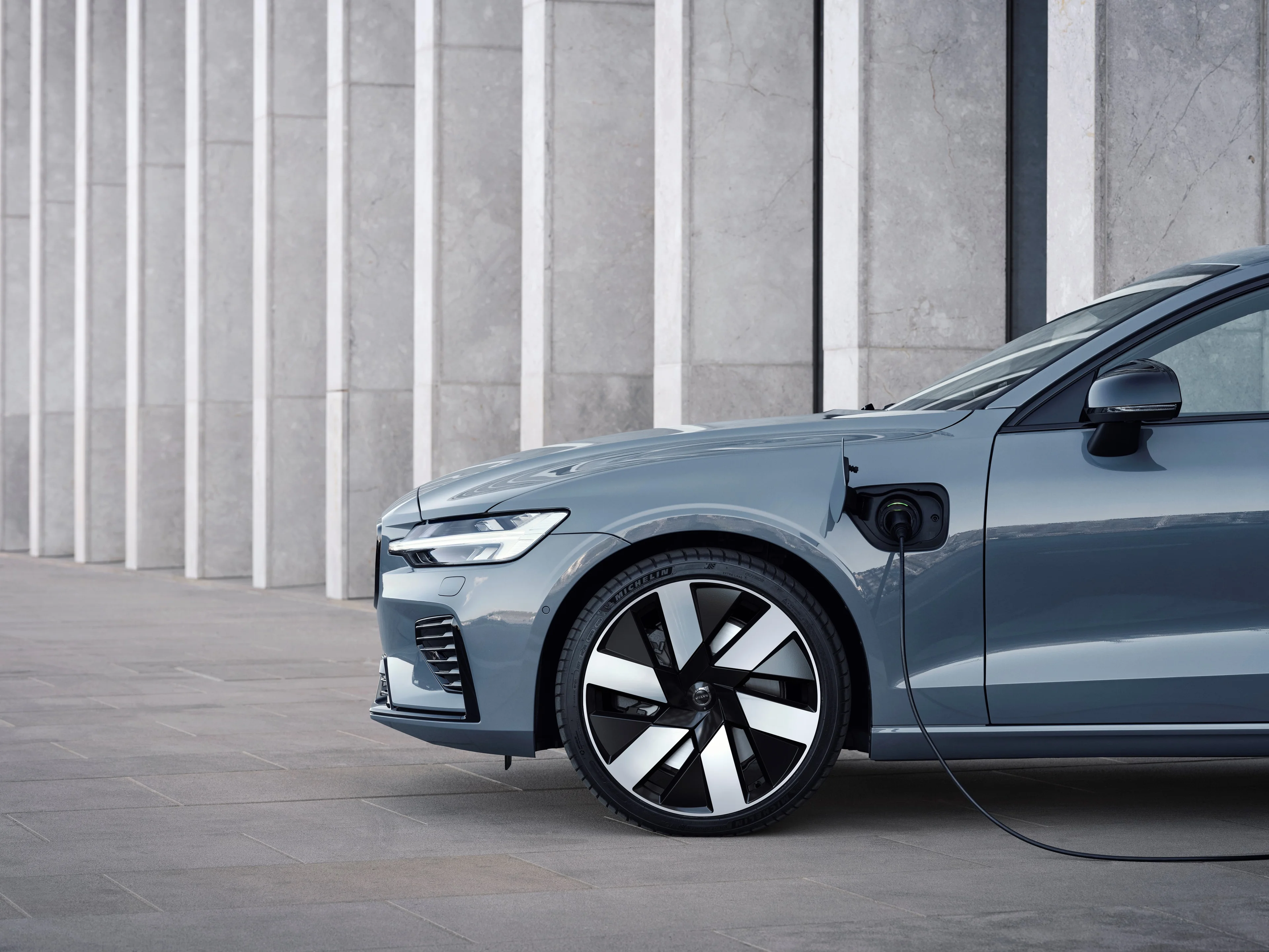 Imagen de un S60 Recharge T8 Thunder Grey cargando