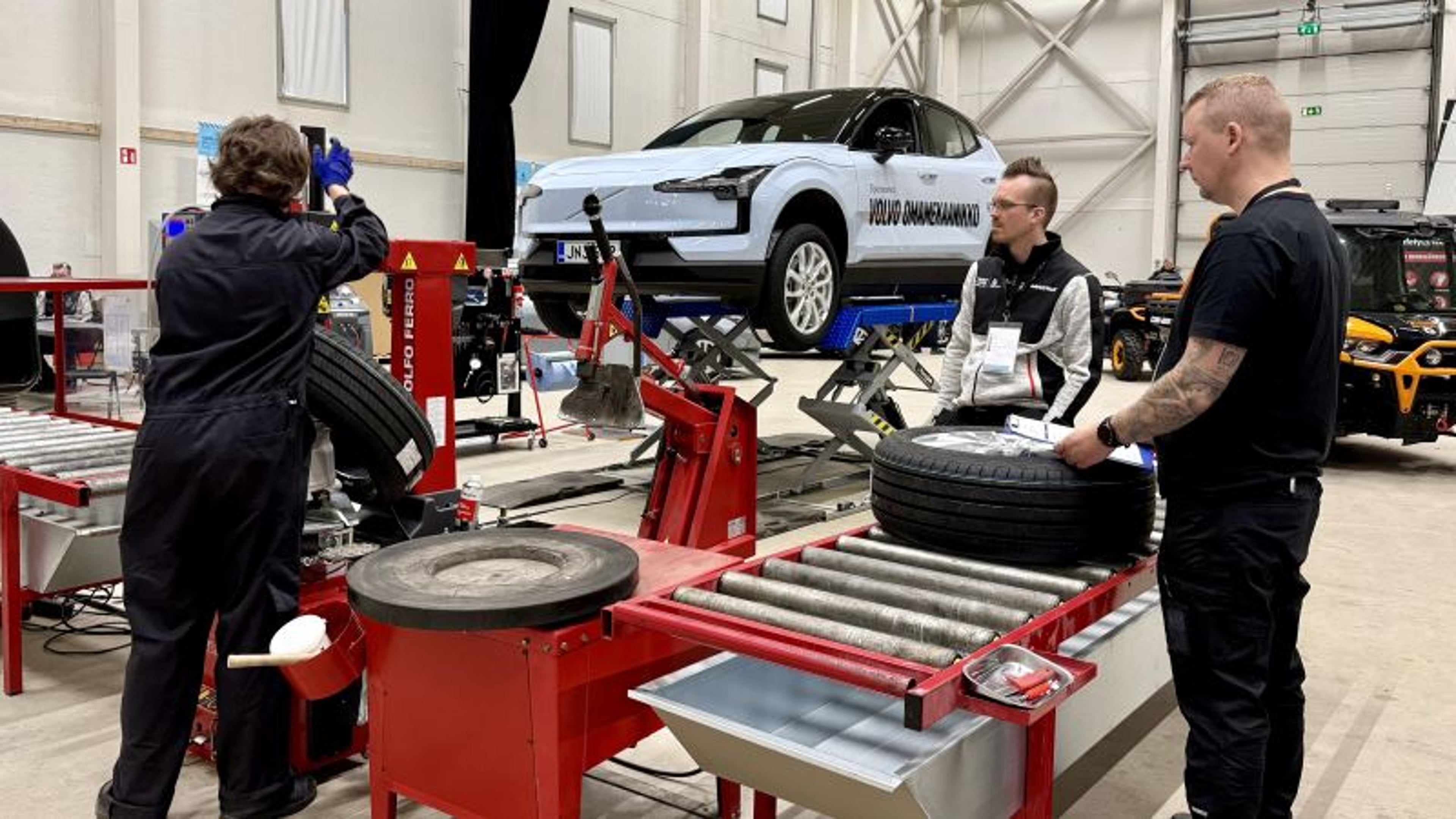 Taitaja 2025 kilpailija työstää Cloud Blue -väristä Volvo EX30 täyssähköautoa Taitaja 2025 -kilpailun ajoneuvotekniikka-kilpailulajin suorituspaikalla.