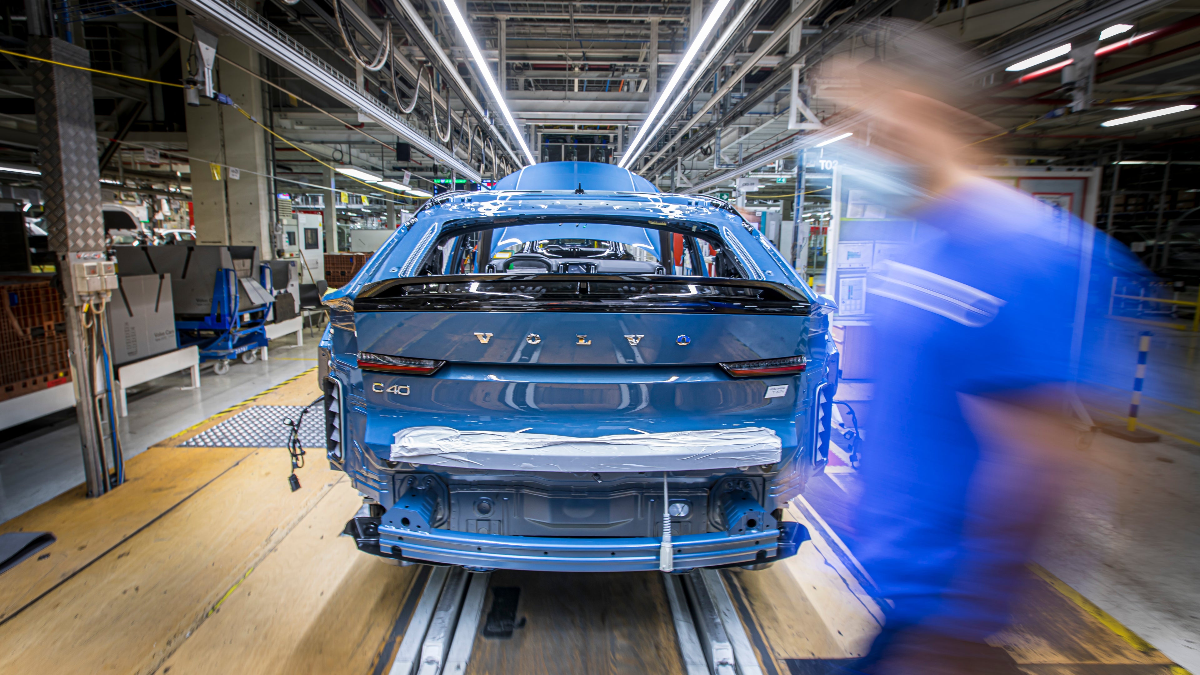 Volvo C40 Recharge Pure Electric nella linea di produzione di Gent.