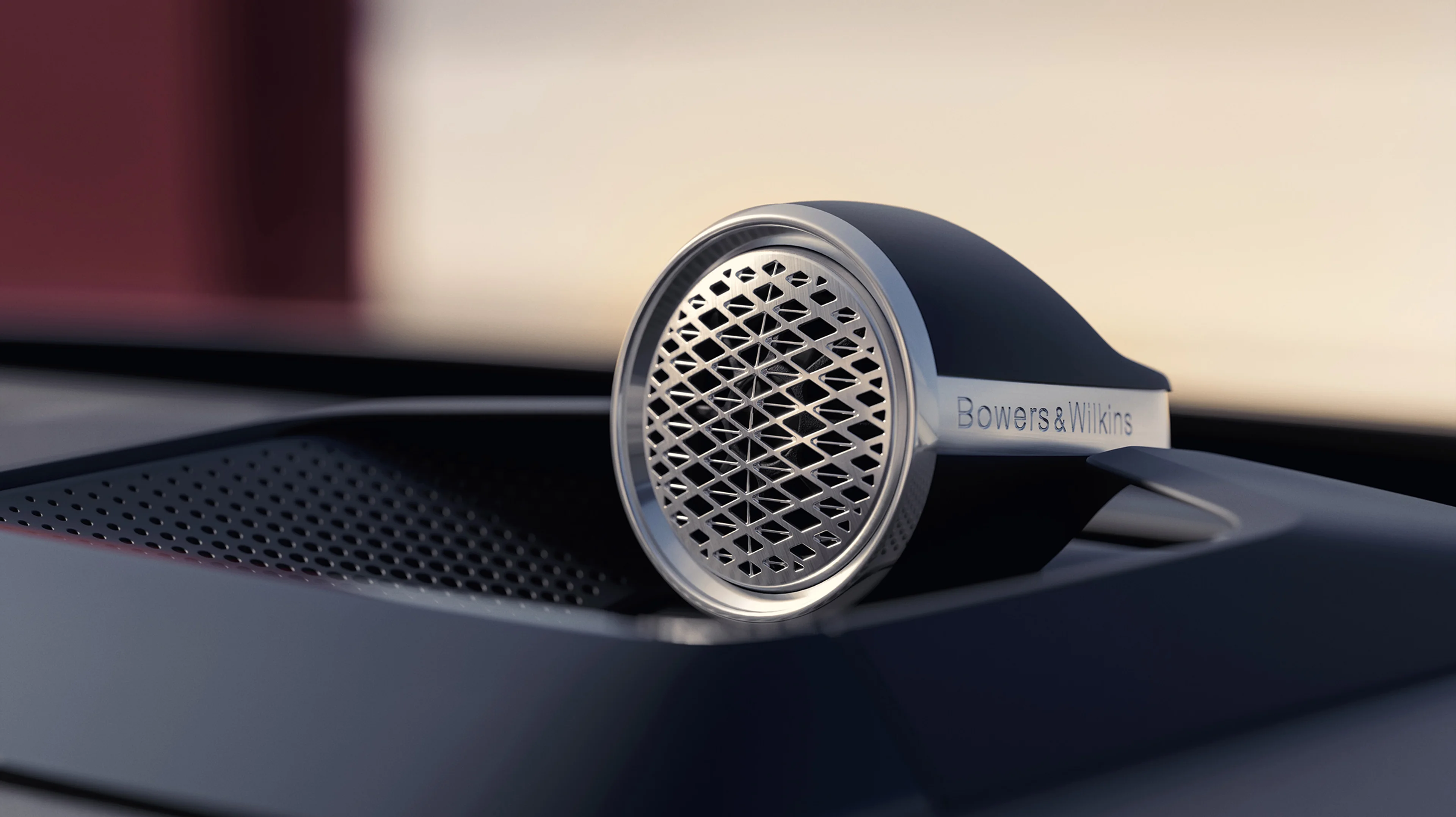 Uvećani prikaz Bowers & Wilkins zvučnika u električnom automobilu Volvo ES90, na kome su istaknute vrhunske audio karakteristike i premijum materijali u unutrašnjosti.
