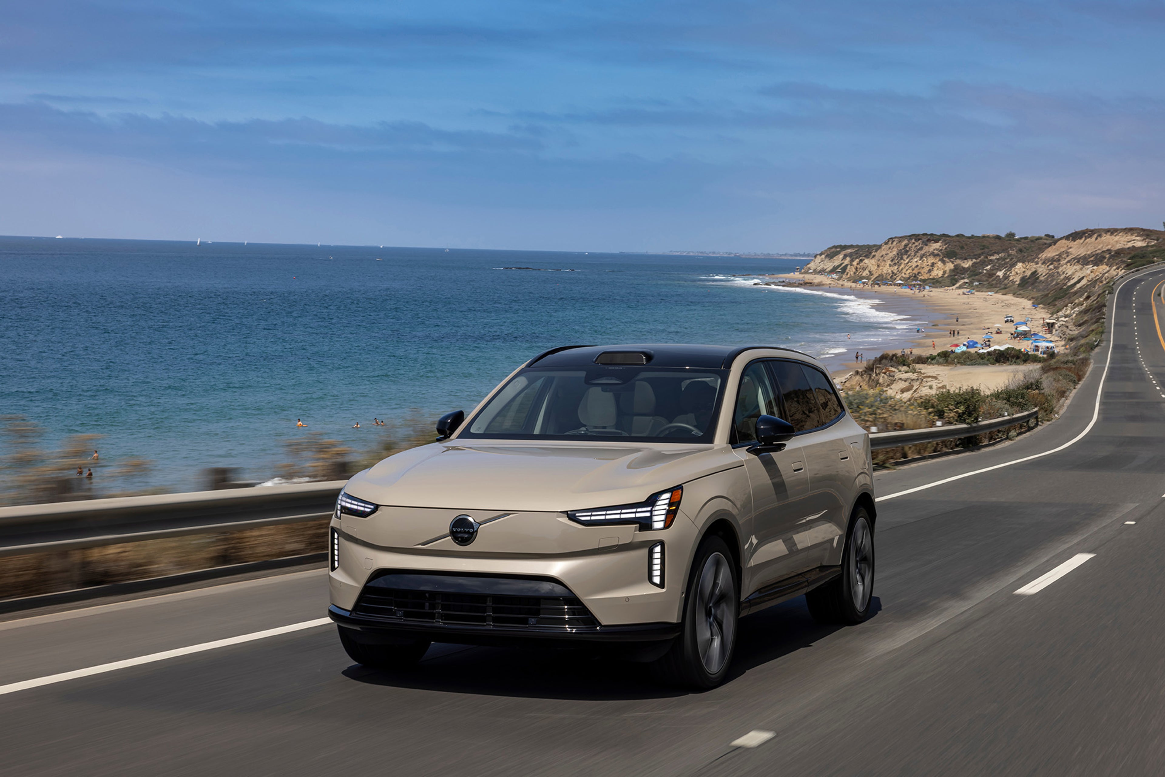 Volvo EX90 en duna de arena