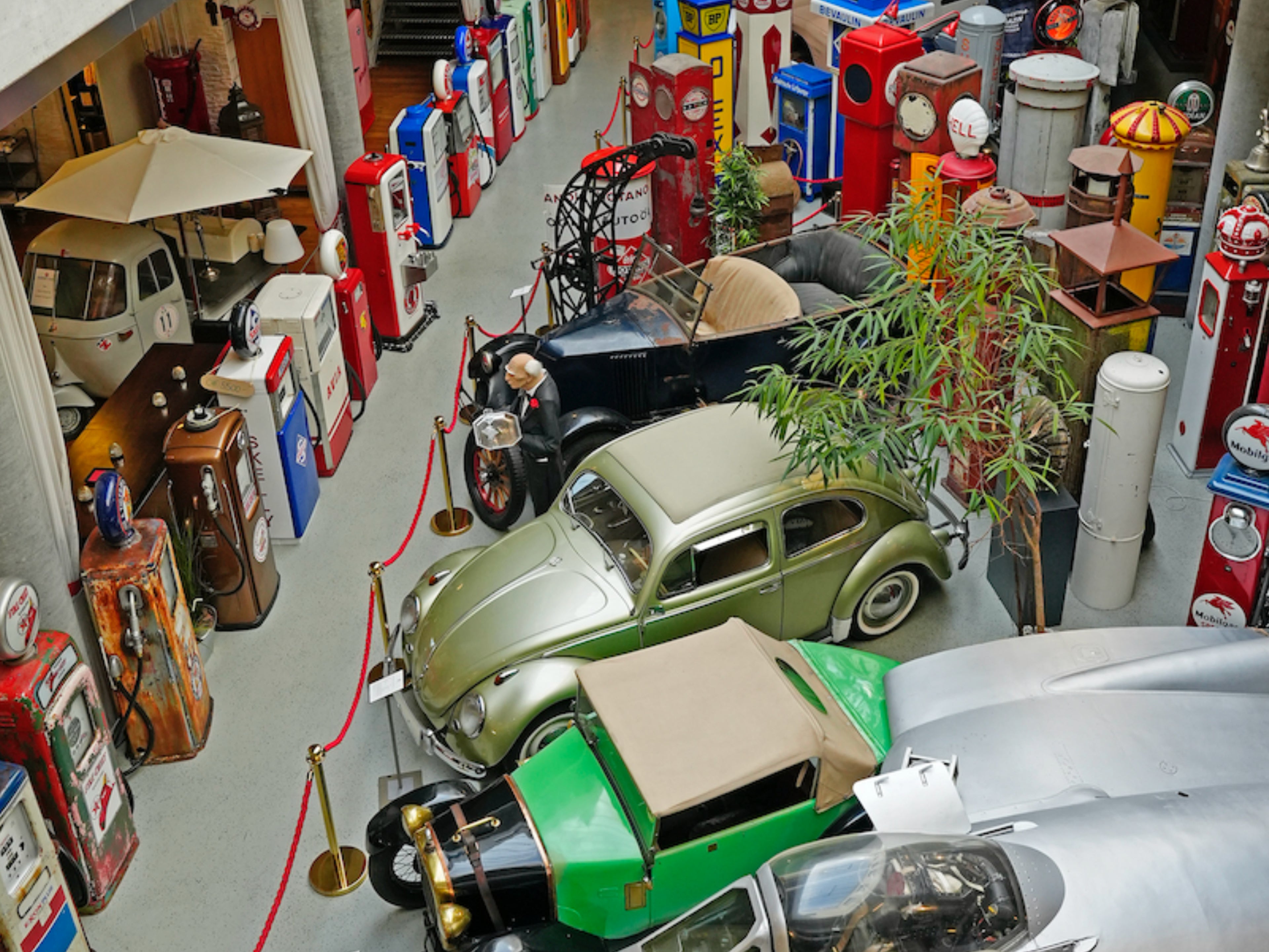 Ausstellung mit rund 600 Tanksäulen.