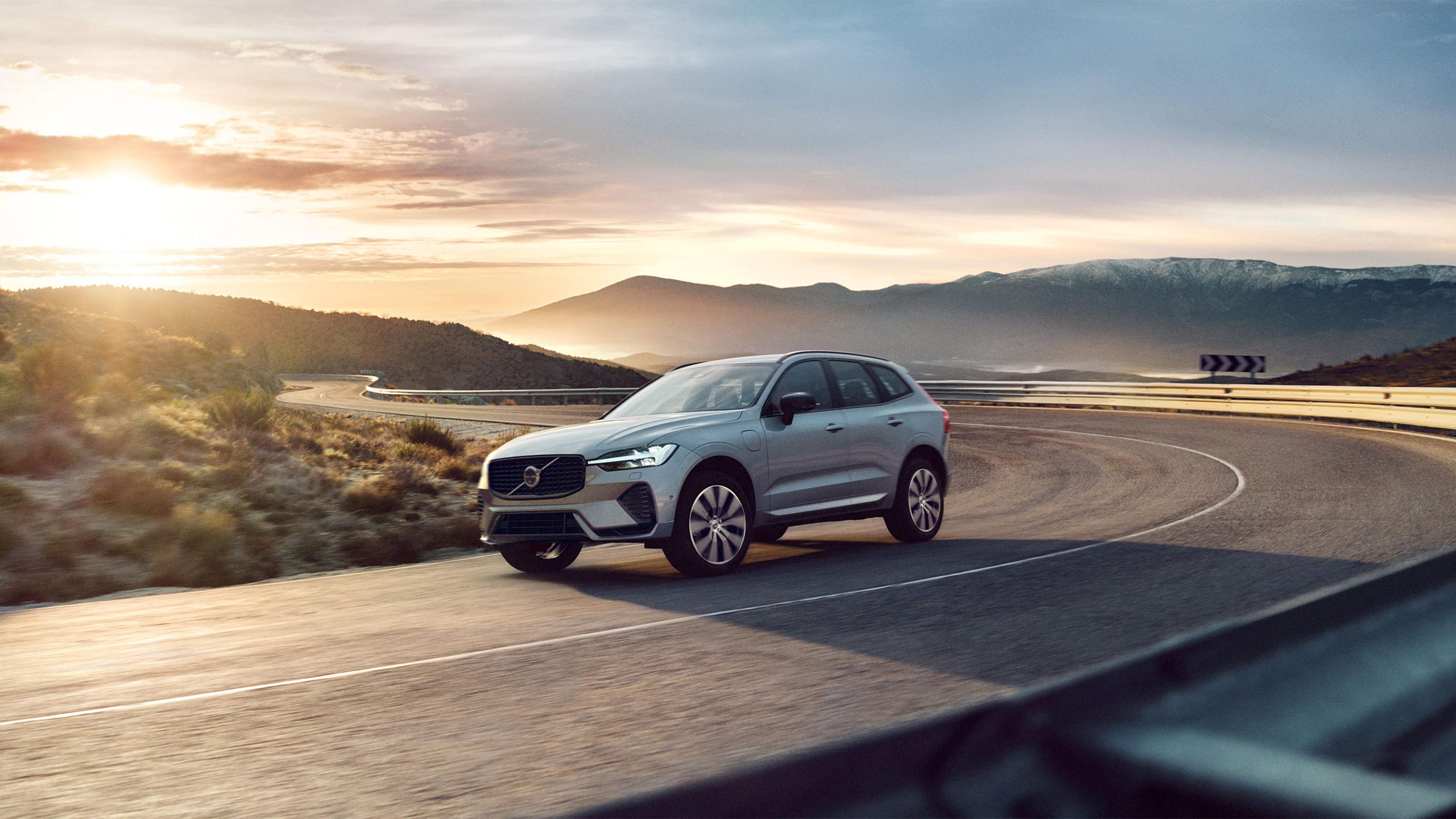 XC60 sur route au coucher de soleil