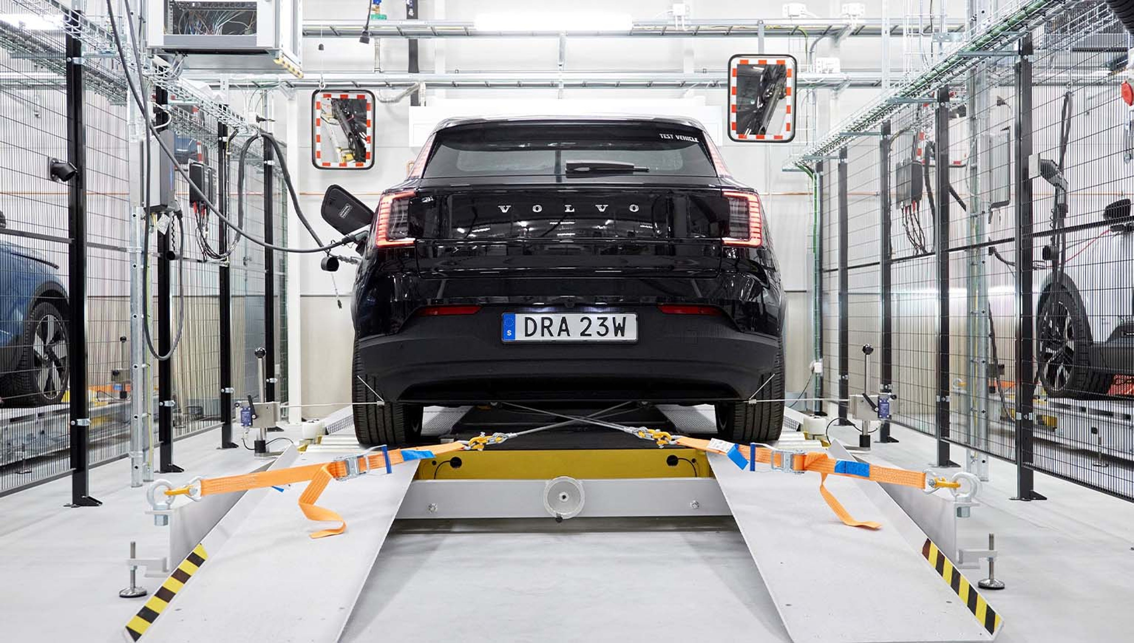 De nieuwe Volvo EX30 in het nieuwe software testcentrum in Göteborg