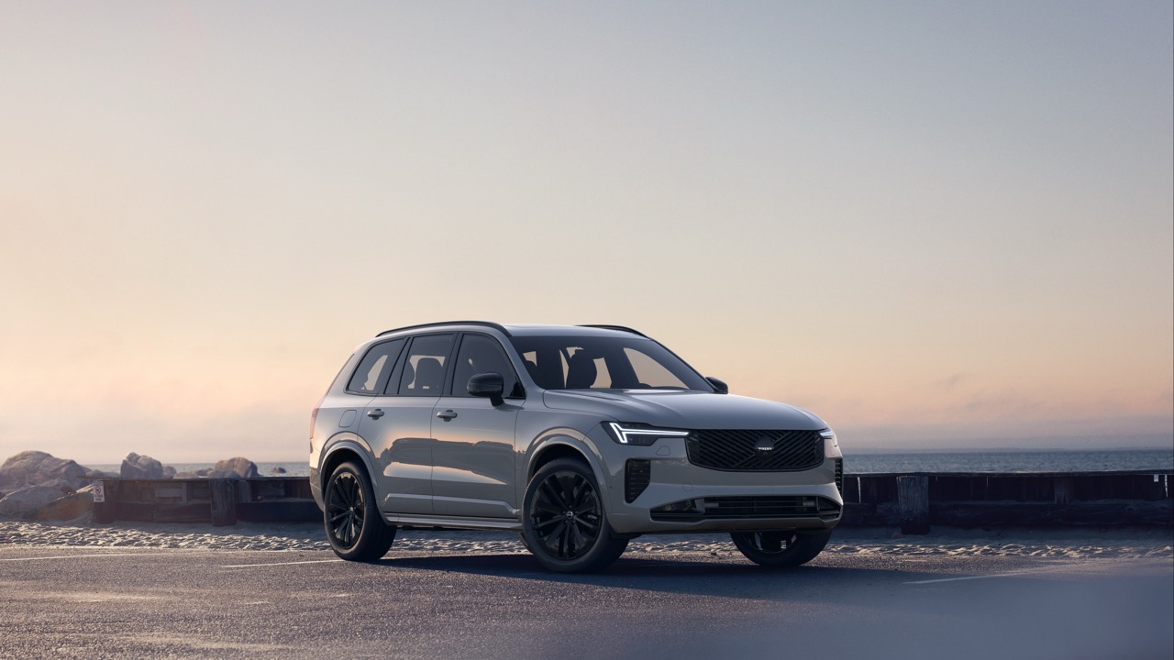 Vapour Grey Black Edition XC90 parked at sunset.