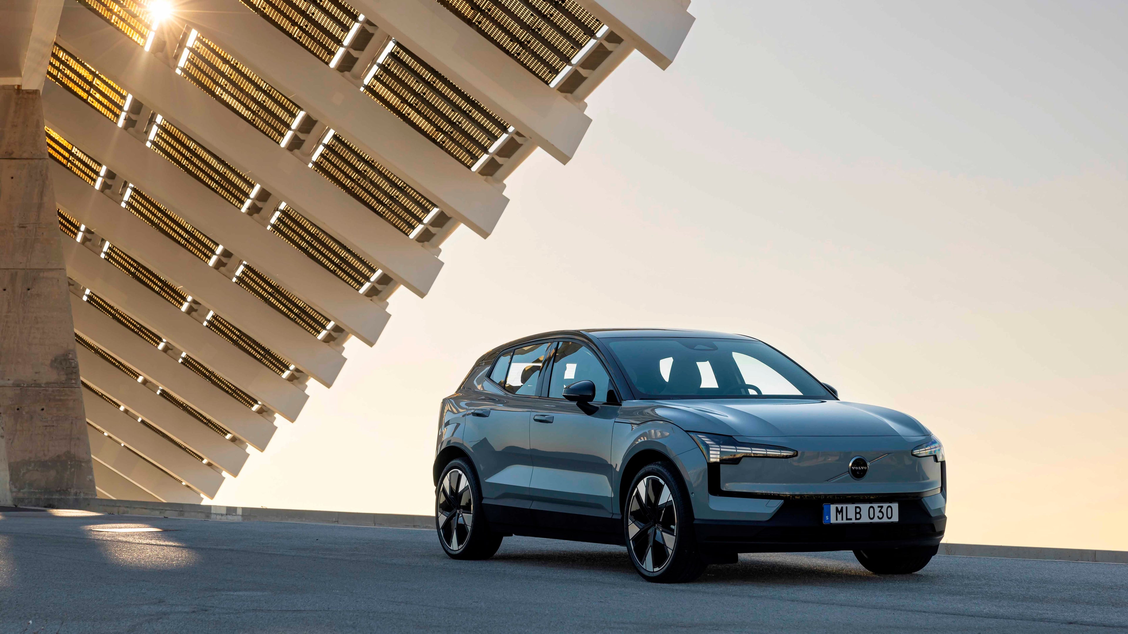 Volvo eléctrico visión delantera con luces de martillo de Thor