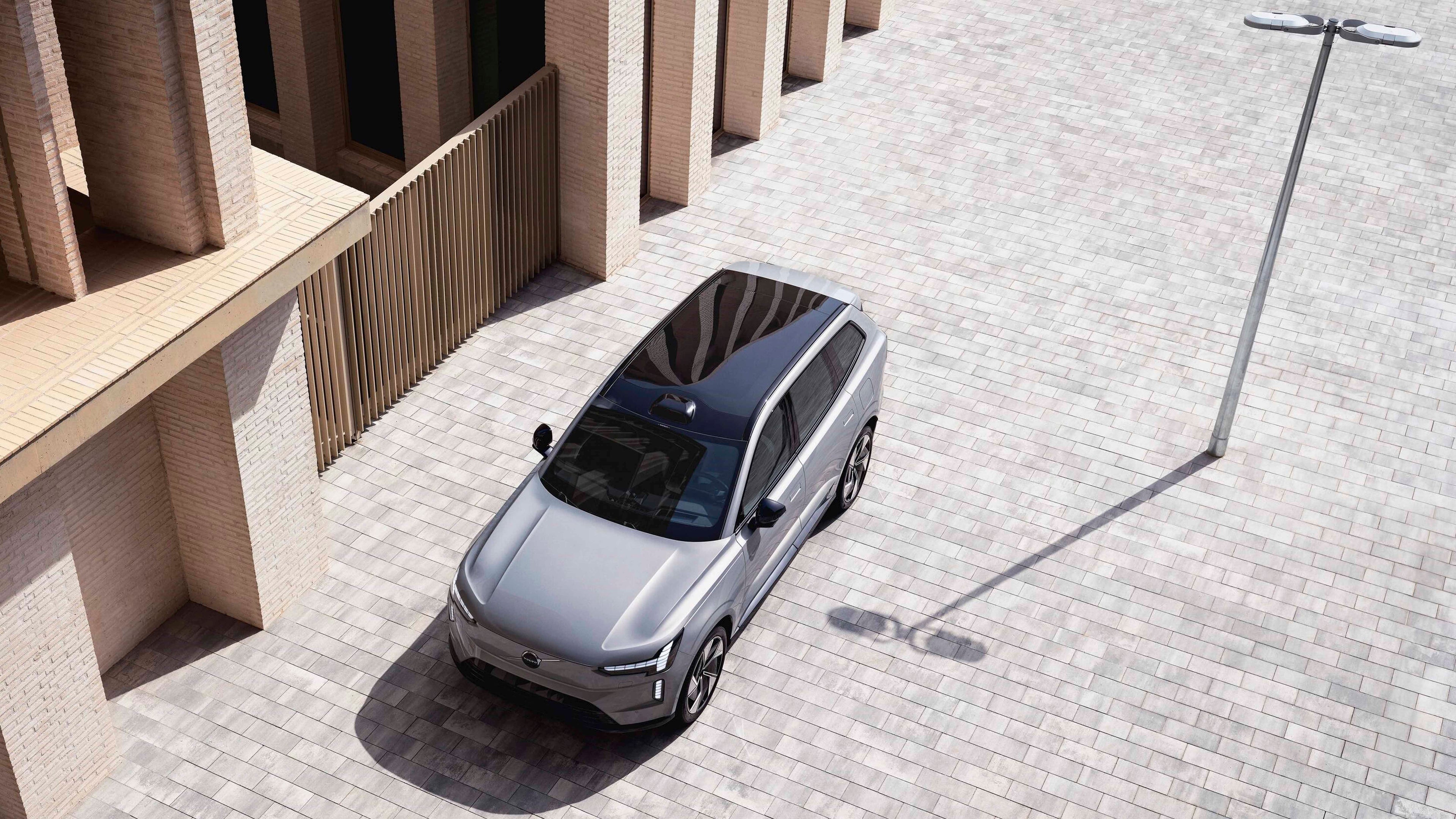 Volvo EX90 vista aérea destacando su techo solar y sus faros LED.