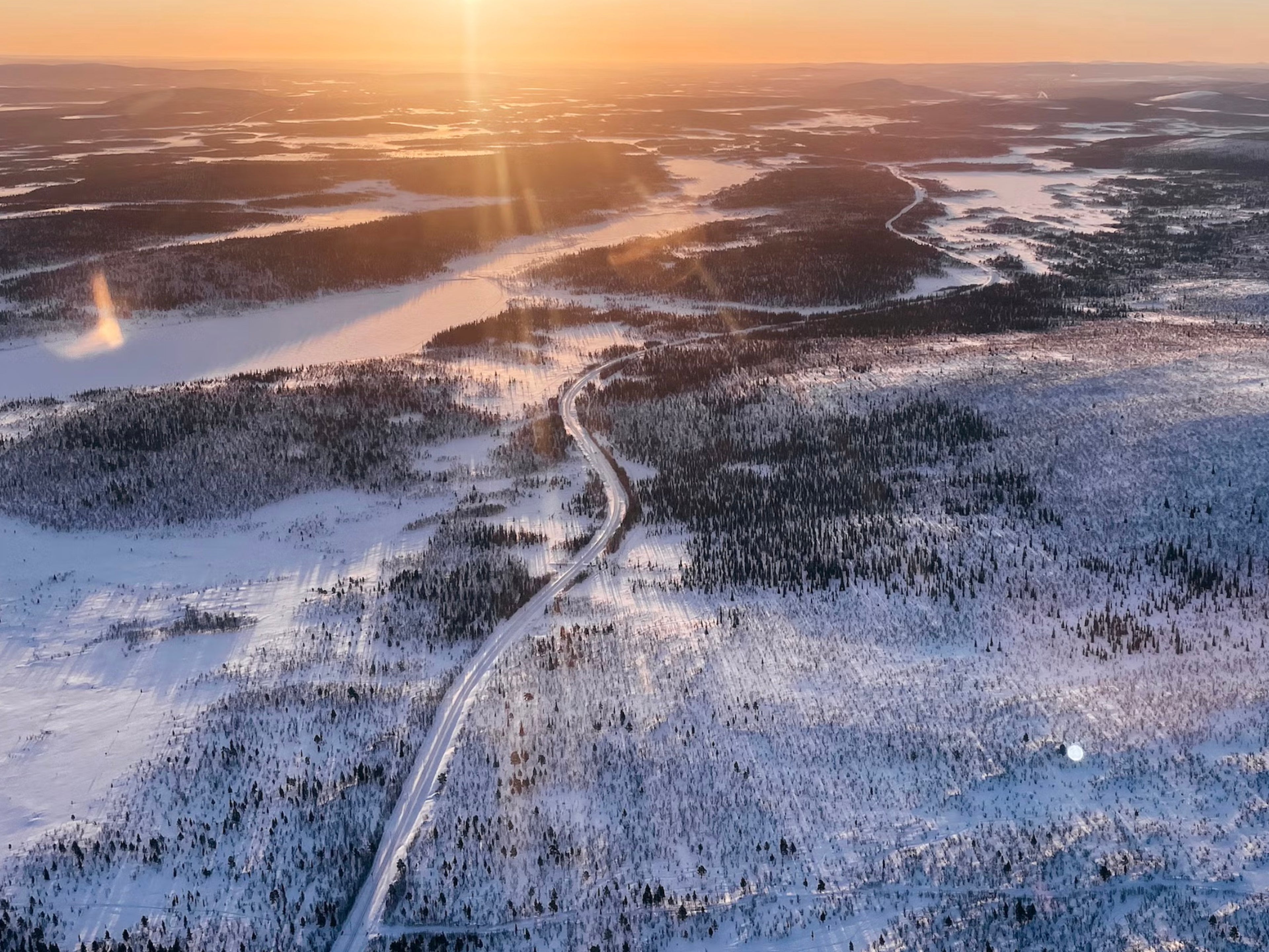 Prise de vue d'un paysage hivernal avec le lever du soleil.