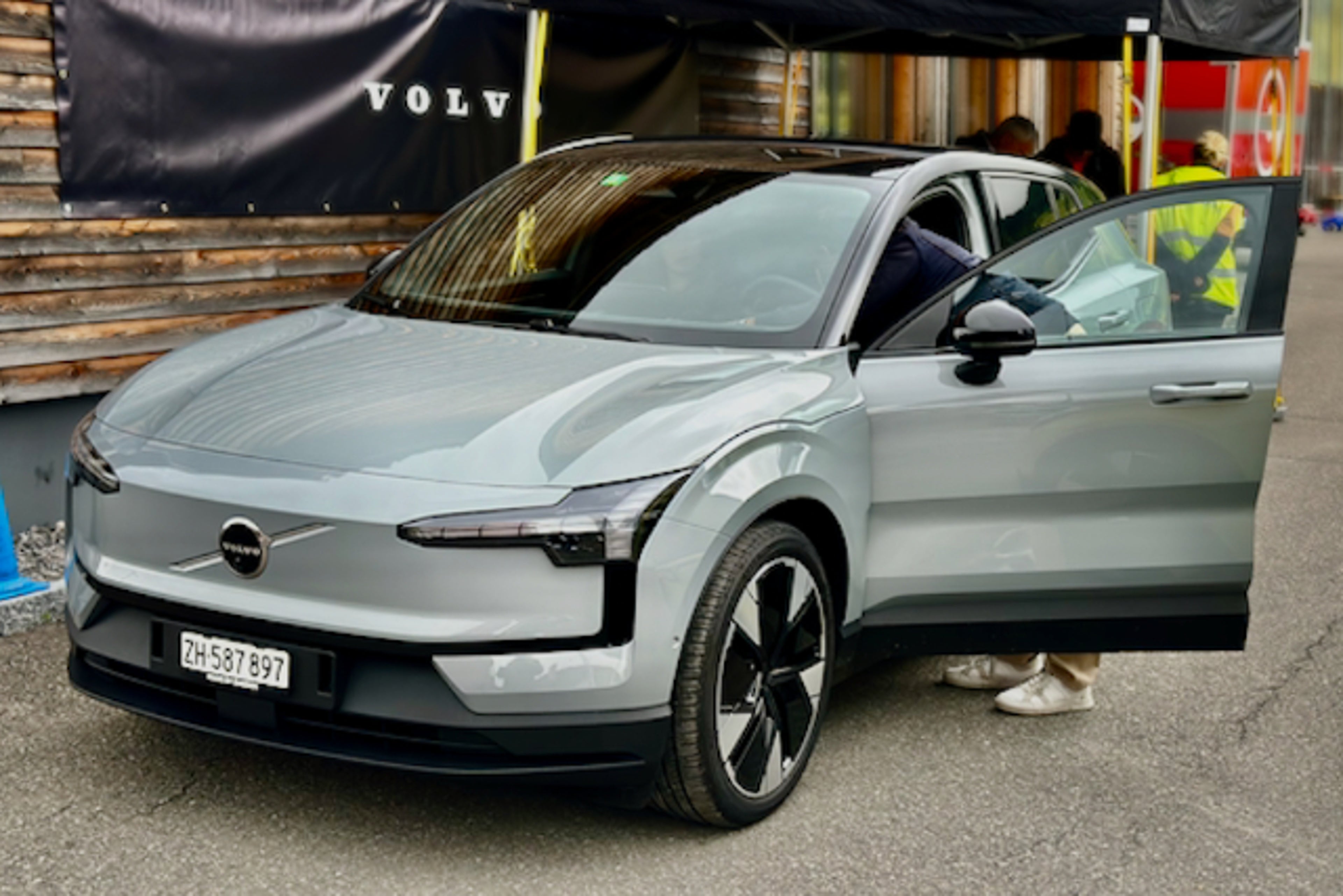 Frontansicht eines grauen Volvo EX30.