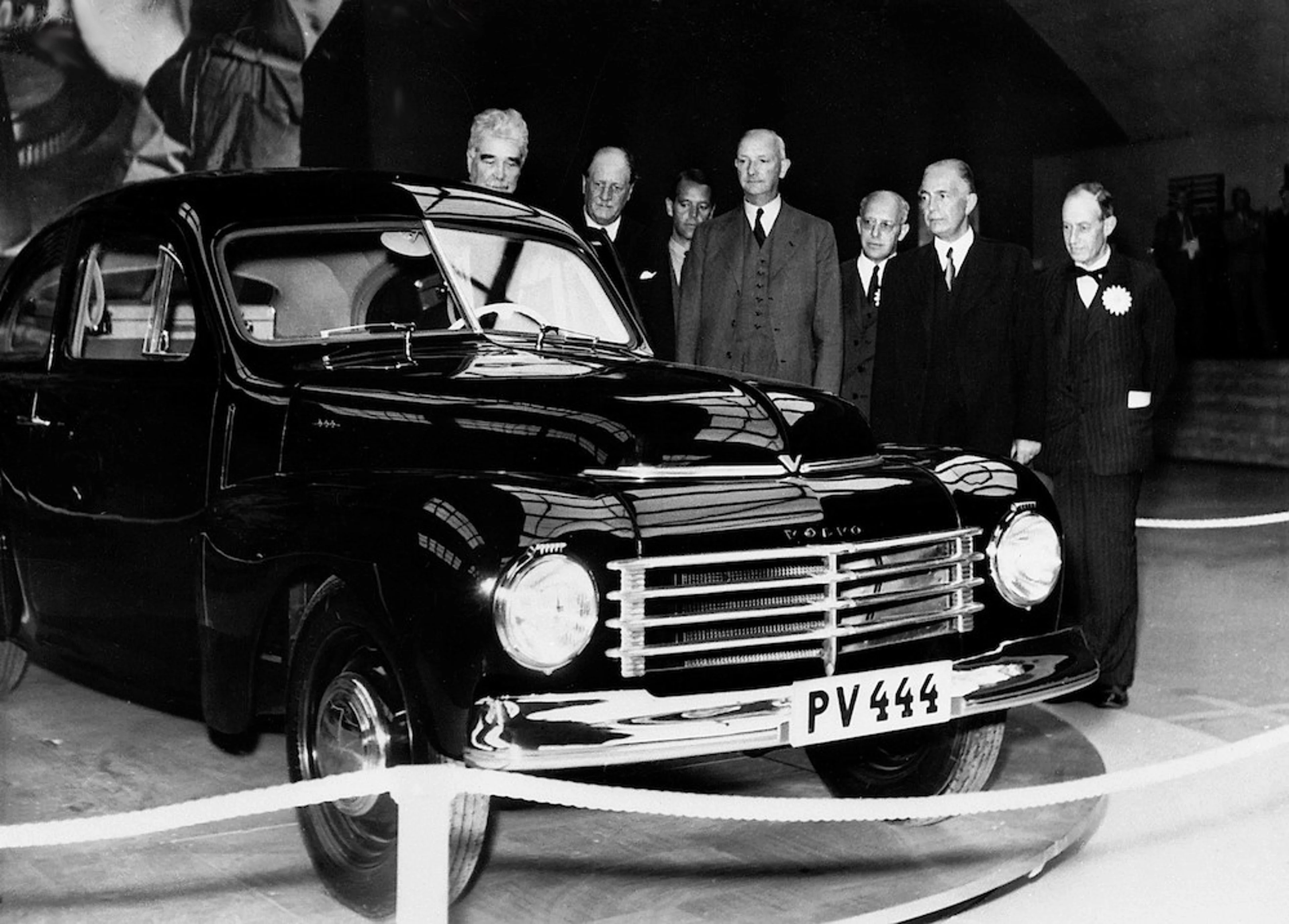 Die beiden Volvo Gründerväter Gustaf Larson (4.v.l.) und Assar Gabrielsson (2.v.r.) an der Präsentation des Volvo PV444.