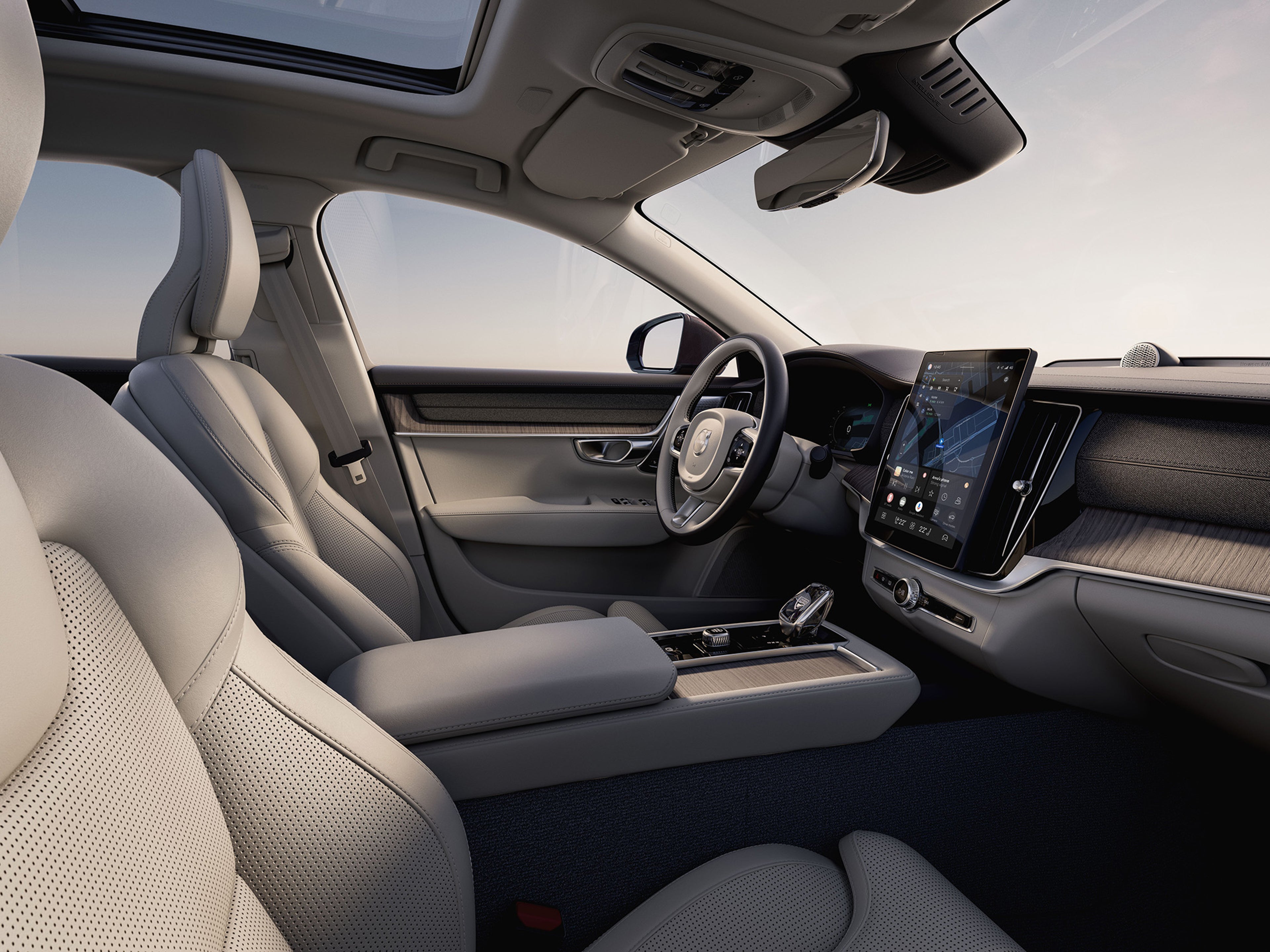 Ентериер напред на Volvo S90 2025 Plug in Hybrid со модерна контролна табла, дигитален инфозабавен екран и кожени седишта.