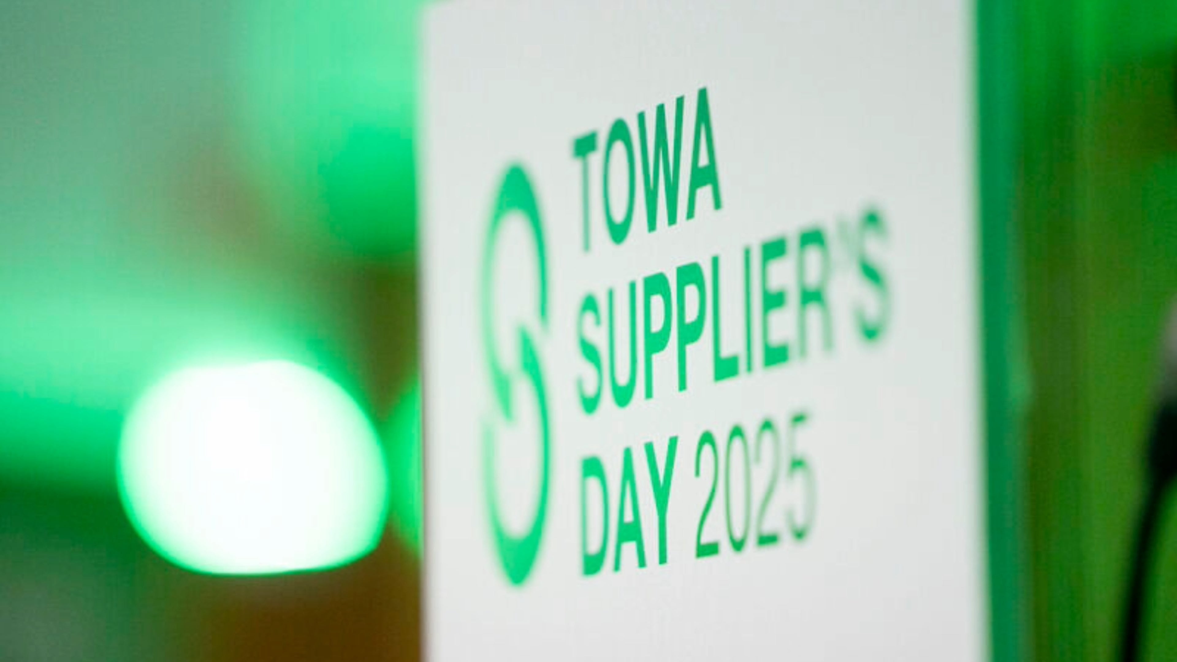 placa com o logotipo verde da Towa suppliers day