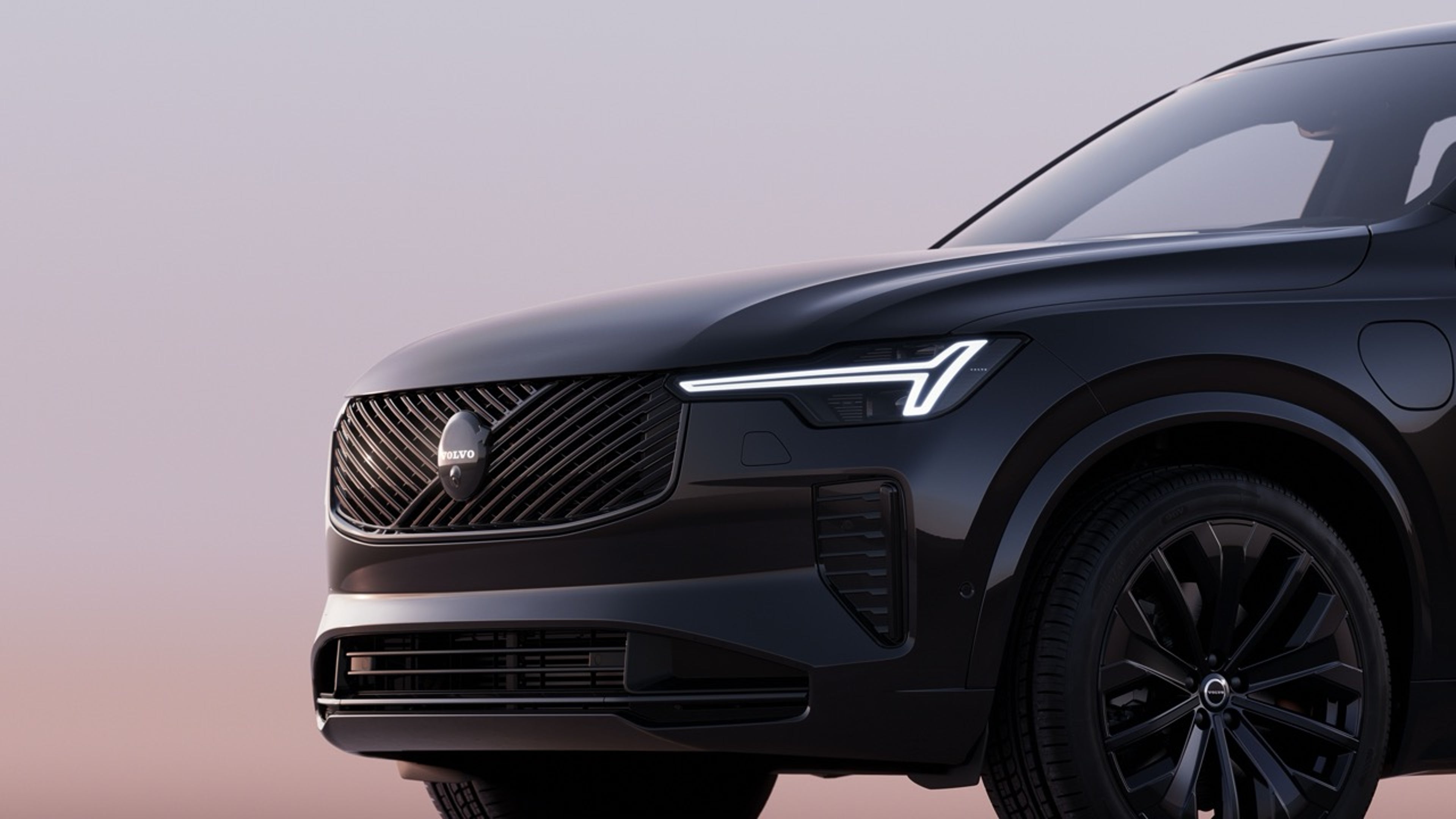 Крупен план на предниот дел на Volvo XC90 Black Edition.