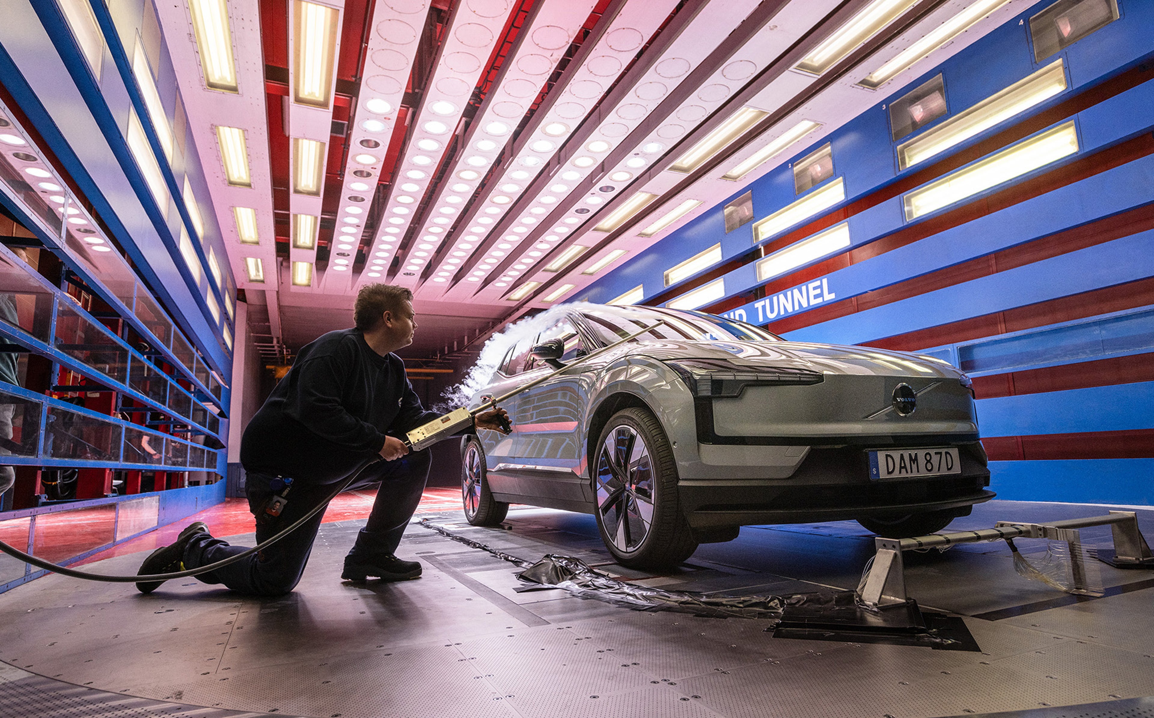 Ein Volvo EX90 wird im Windkanal von Volvo Cars getestet