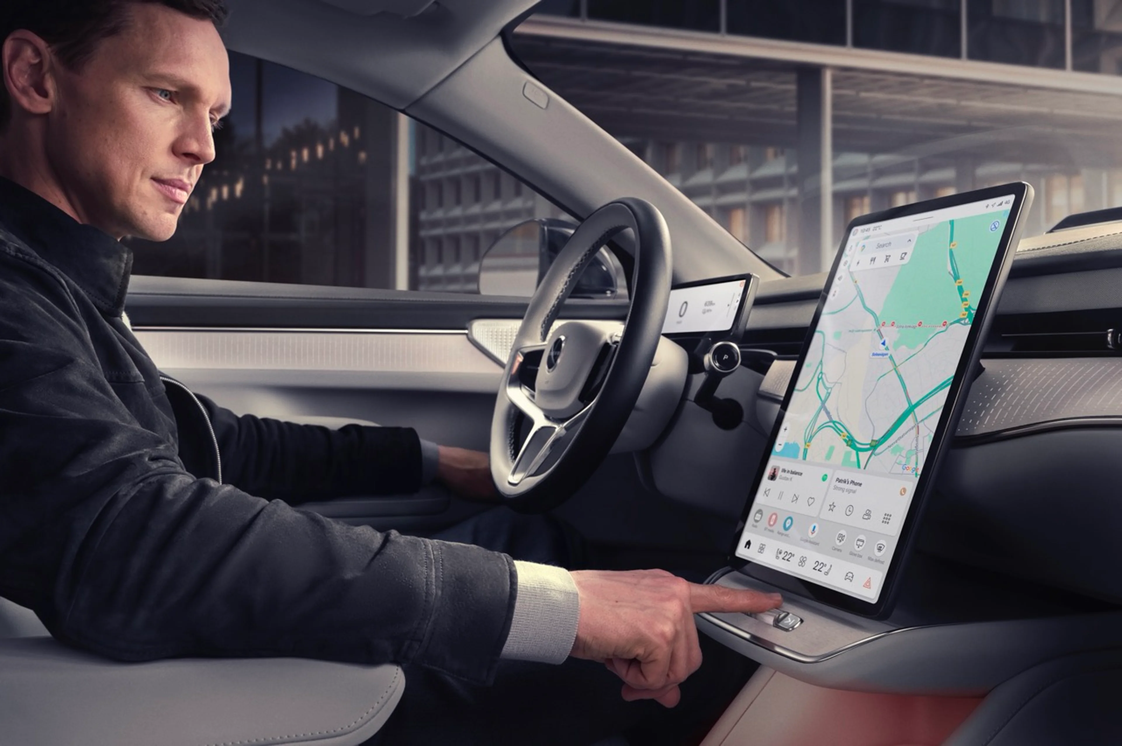 Ein Firmenwagenfahrer interagiert mit einem großen Touchscreen-Navigationsdisplay in einem Volvo ES90.