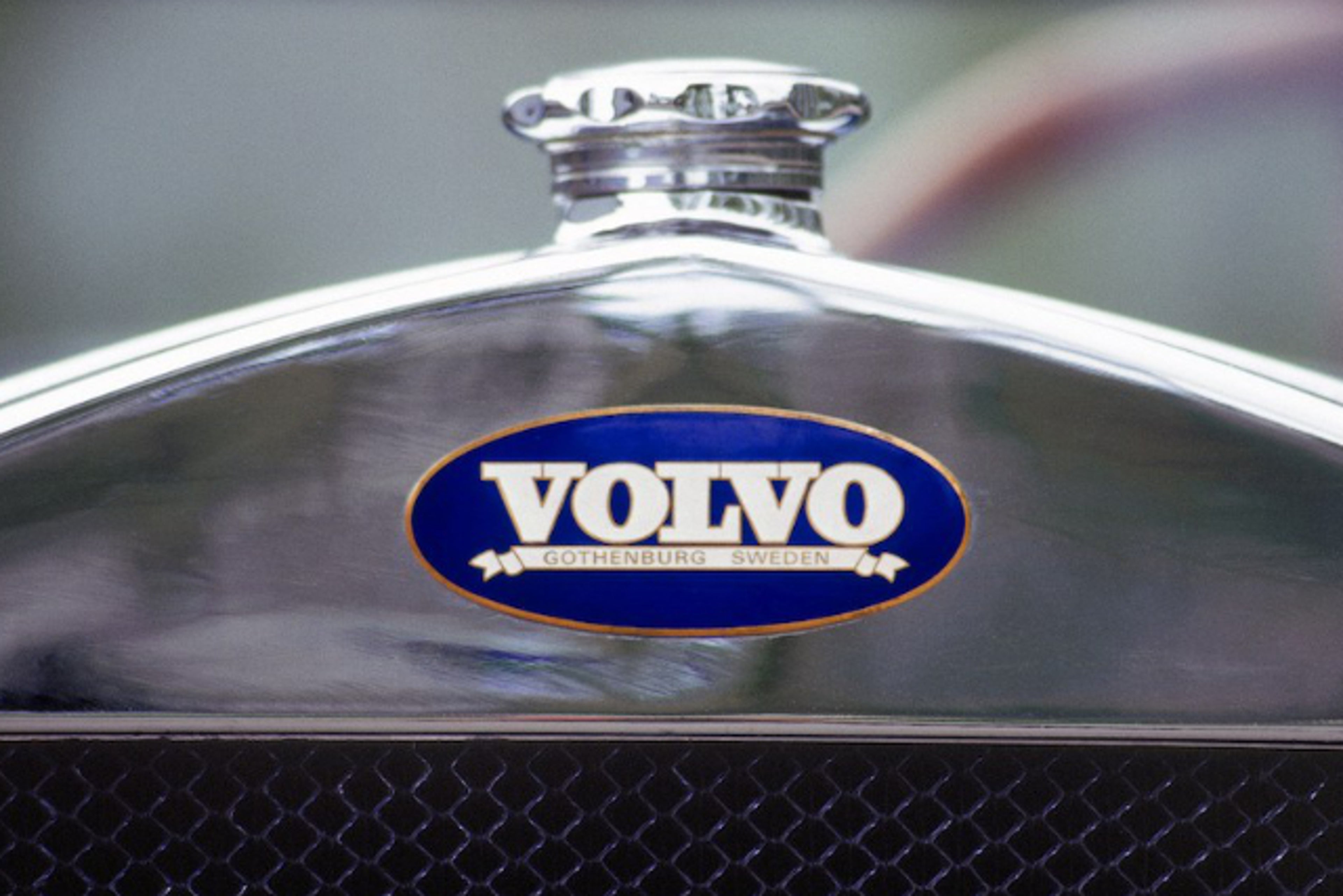 Weisses Volvo Logo auf blauem Hintergrund.