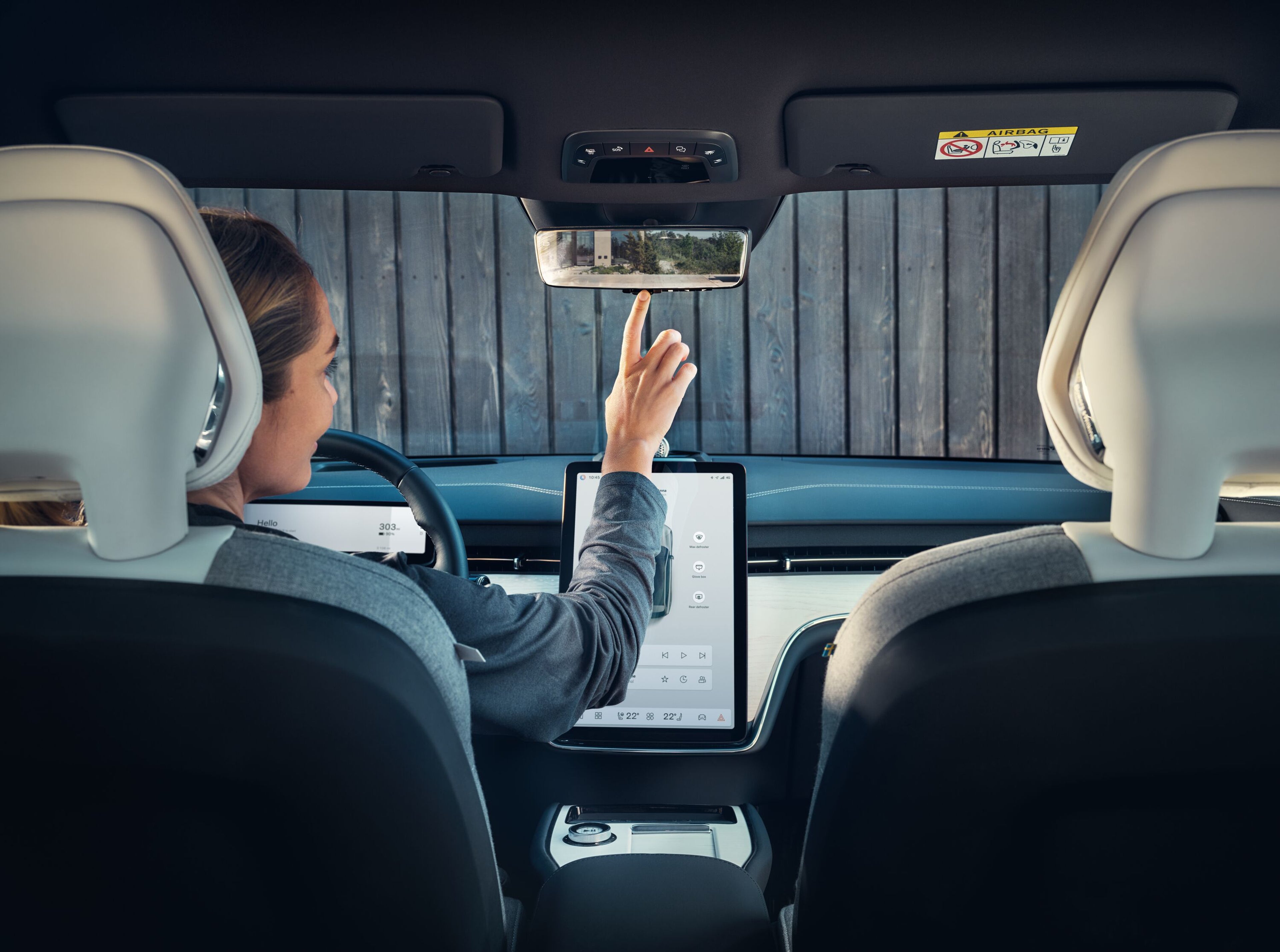 Žena vo vozidle Volvo XC90 nastavuje spätné zrkadlo