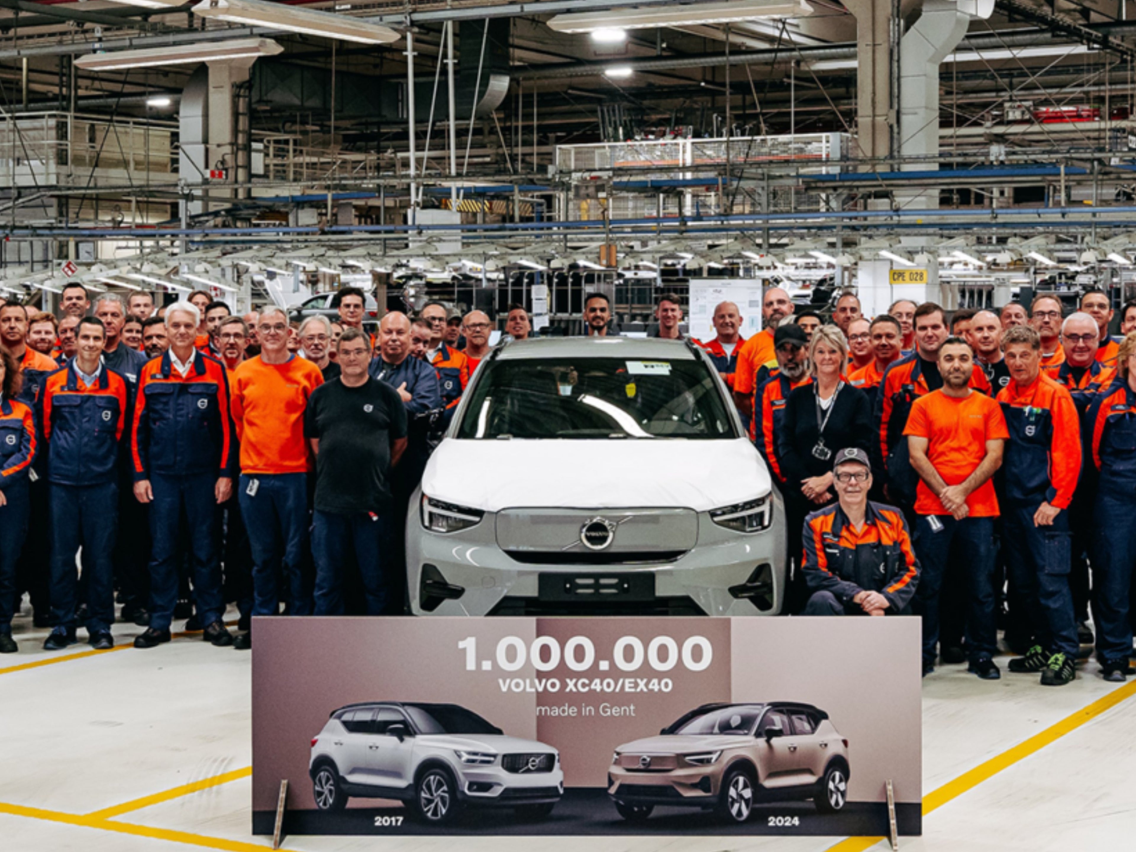 Werksmitarbeiter präsentieren den eine Millionsten Volvo XC40.
