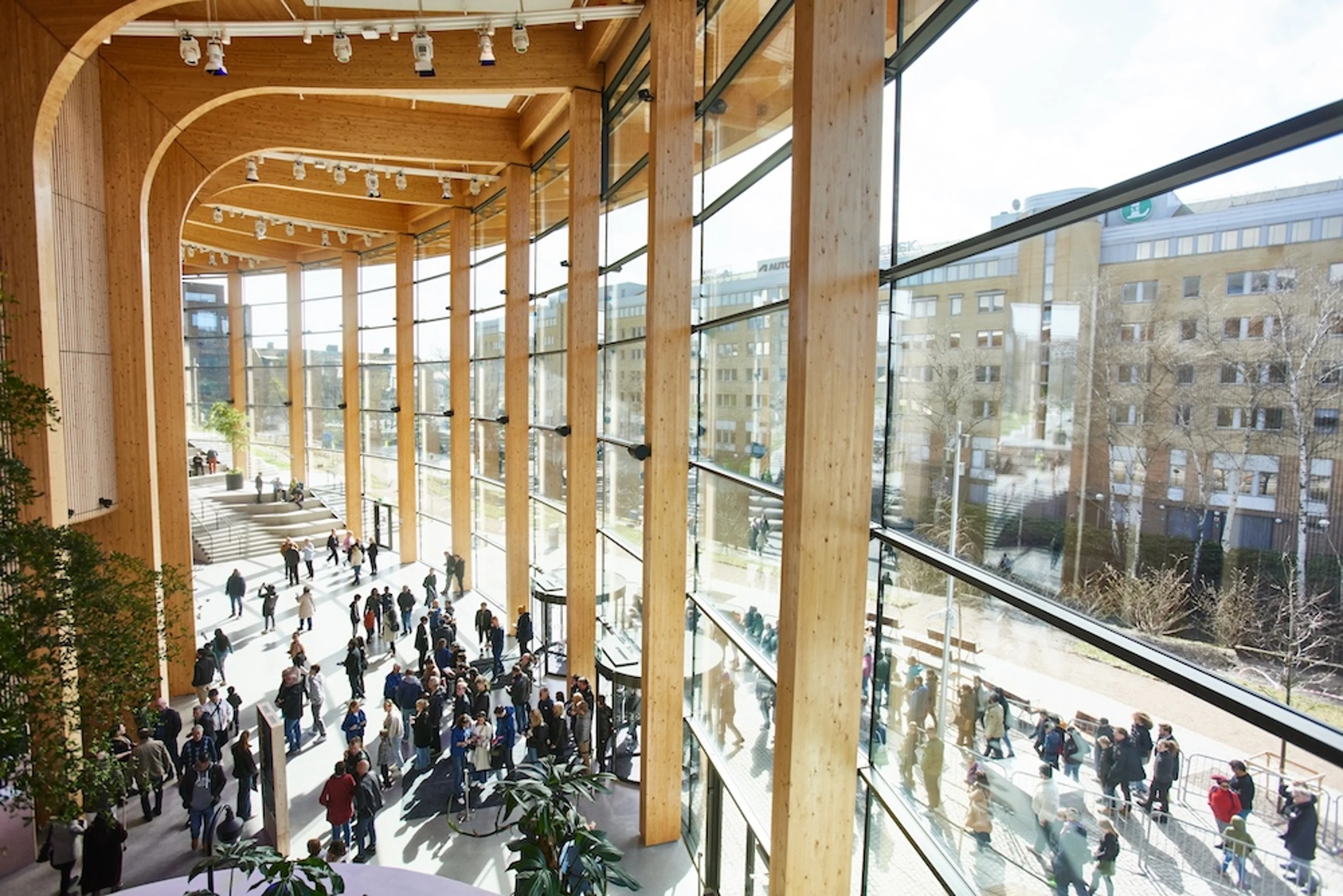 La grande façade en verre semble faire disparaître la frontière avec le monde extérieur