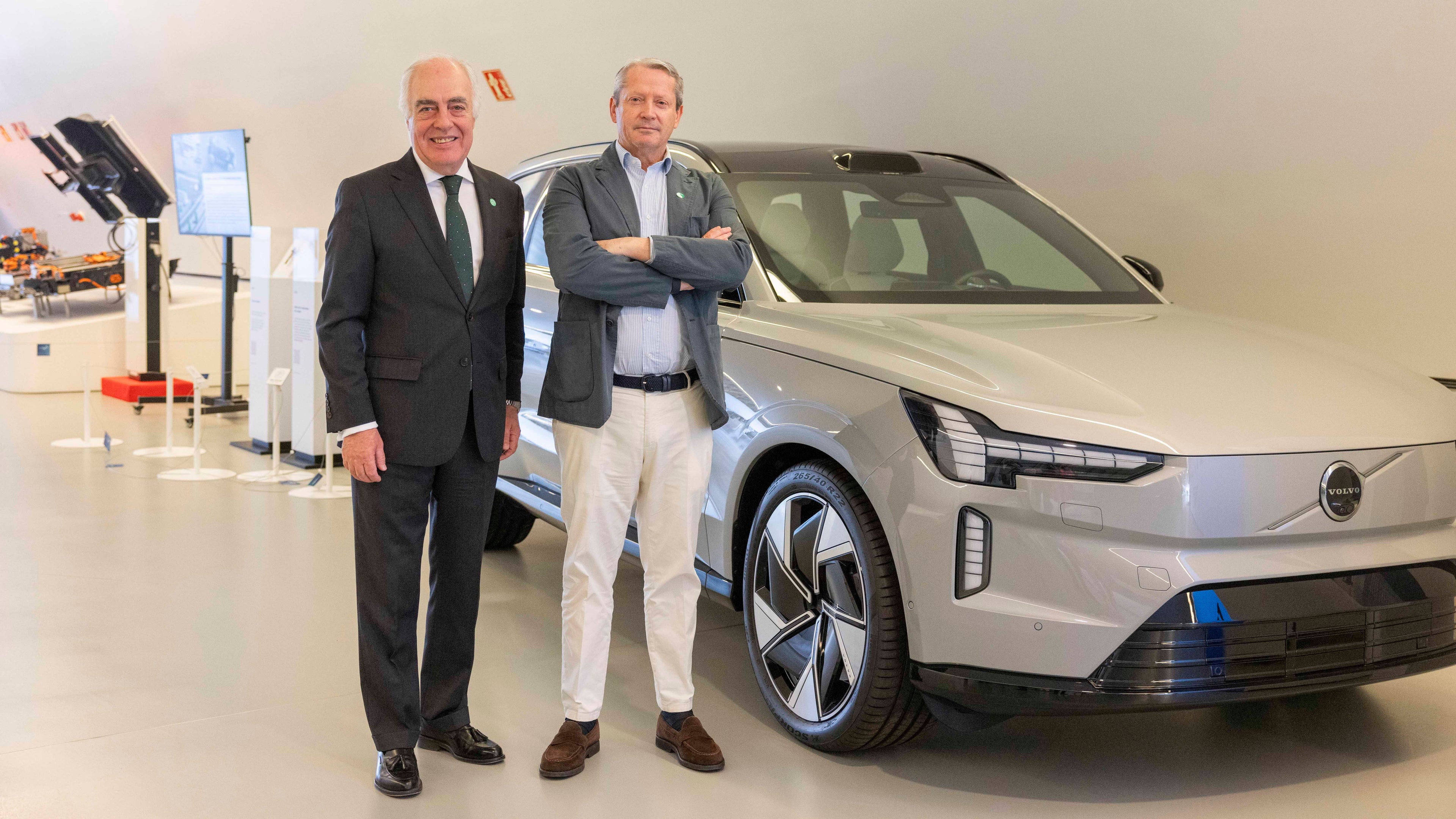 Concesionario Volvo con dos hombres delante de un vehículo eléctrico Volvo