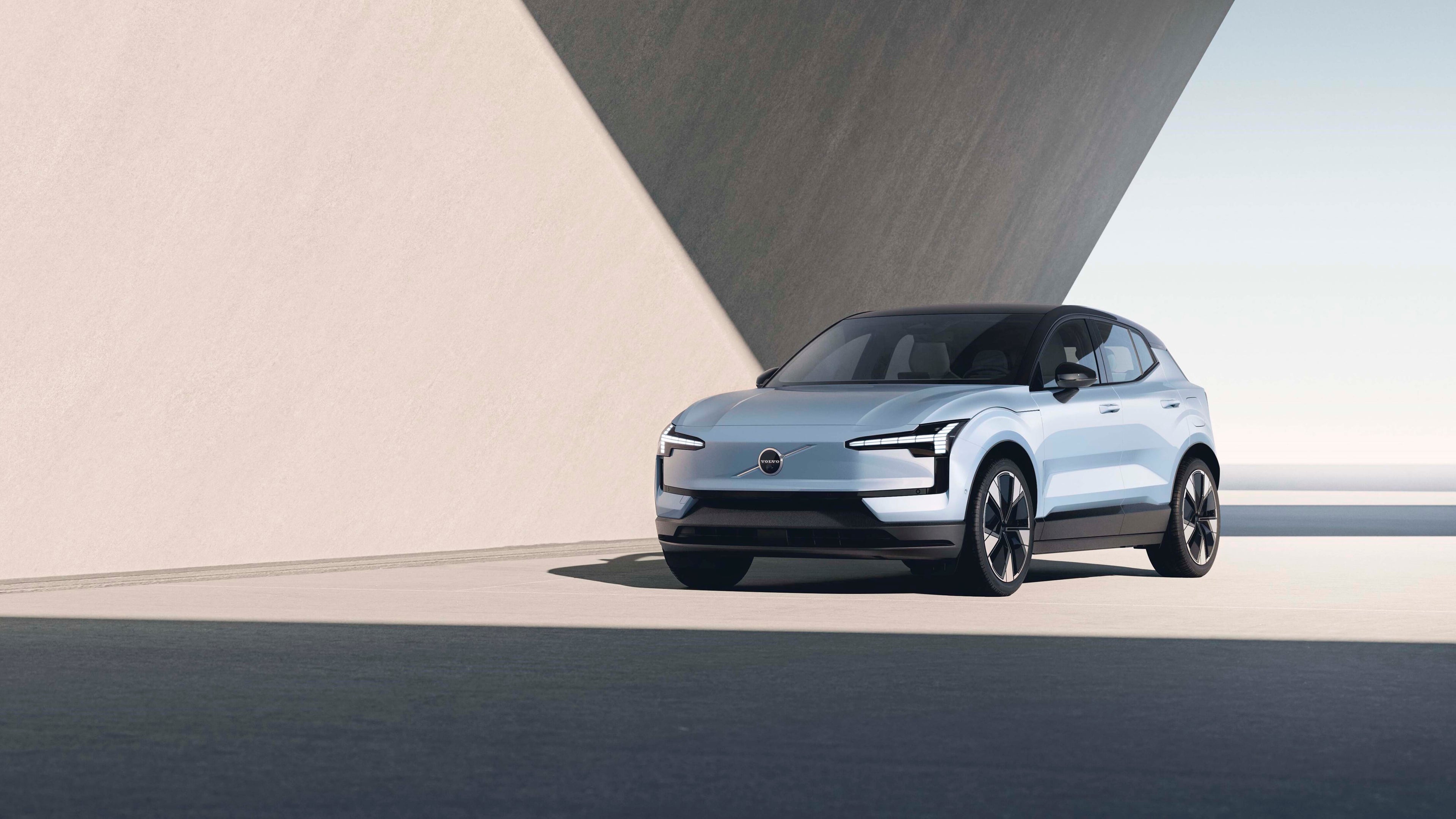 Volvo EX30 vista frontal lateral con sus faros LED en forma martillo Thor