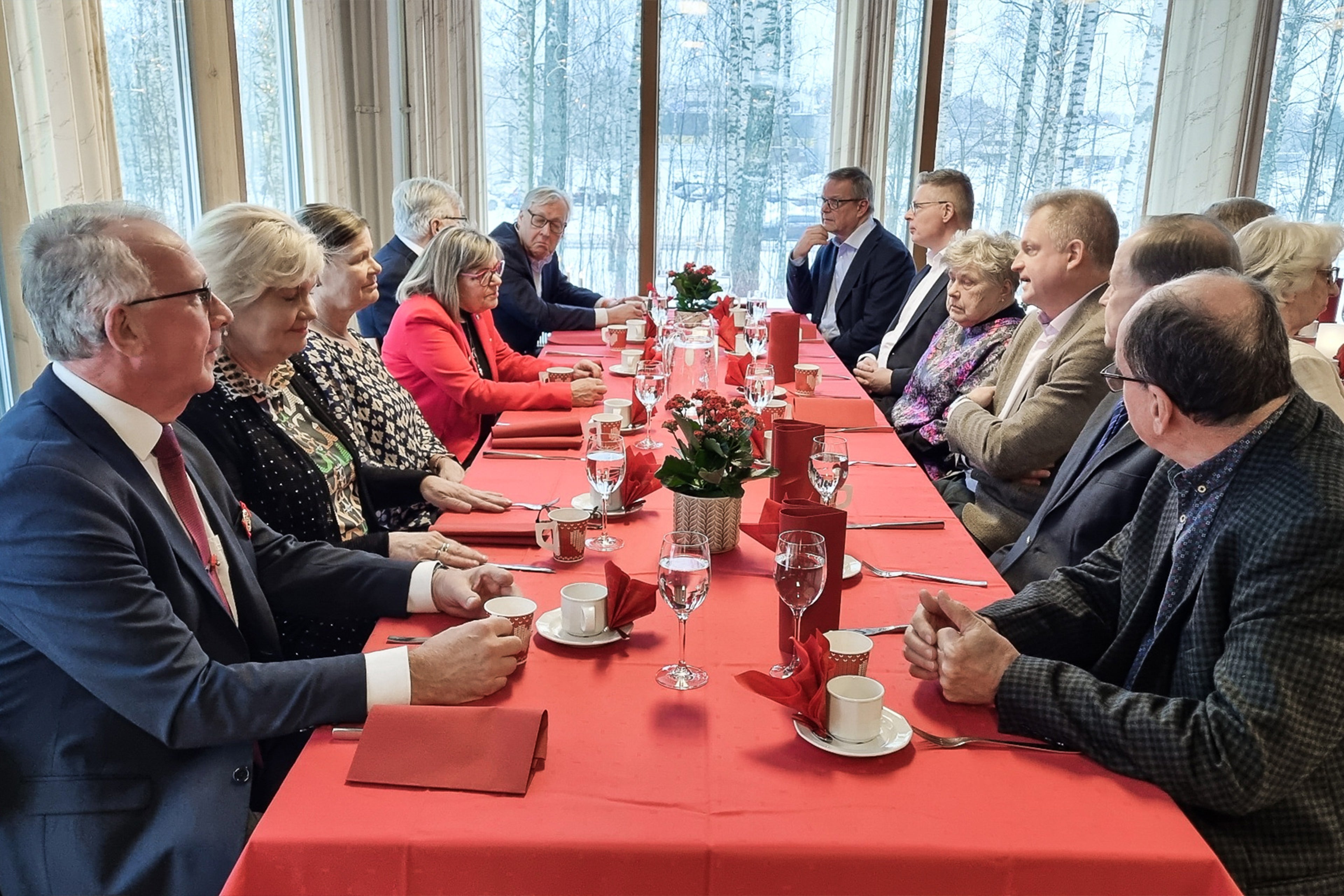 Volvon Varttuneita Joululounaalla Volvo Car Finlandin vieraana joulukuussa 2023.