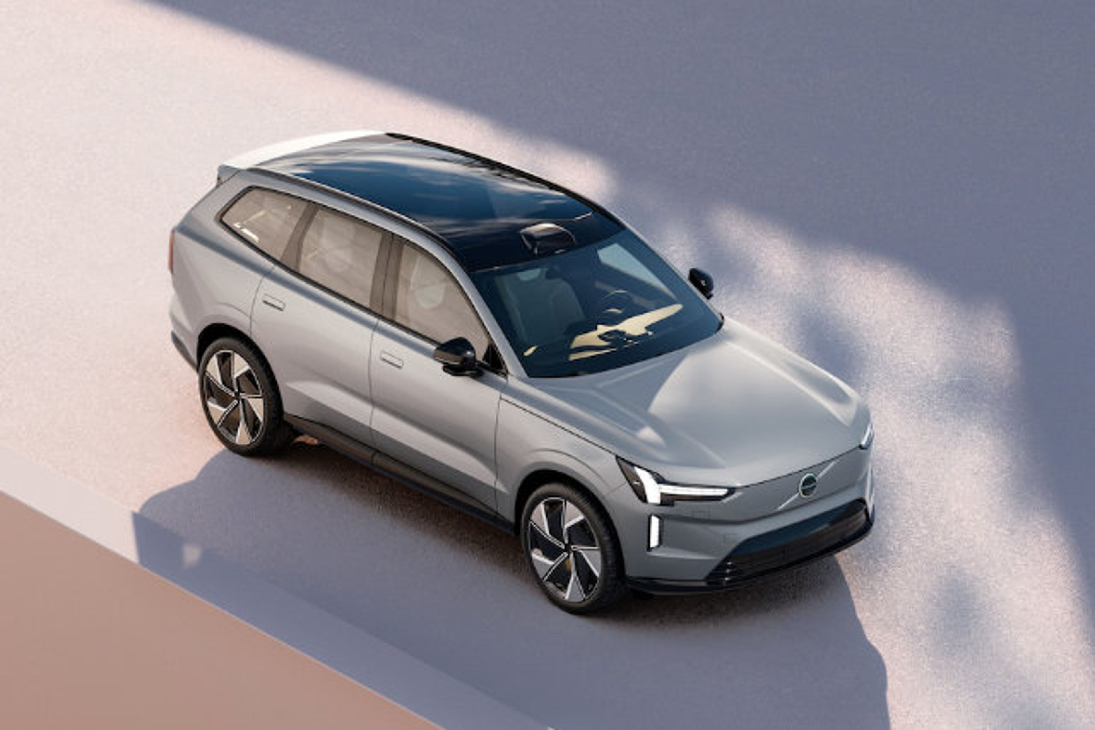 Vue diagonale d'une Volvo EX90 argentée.