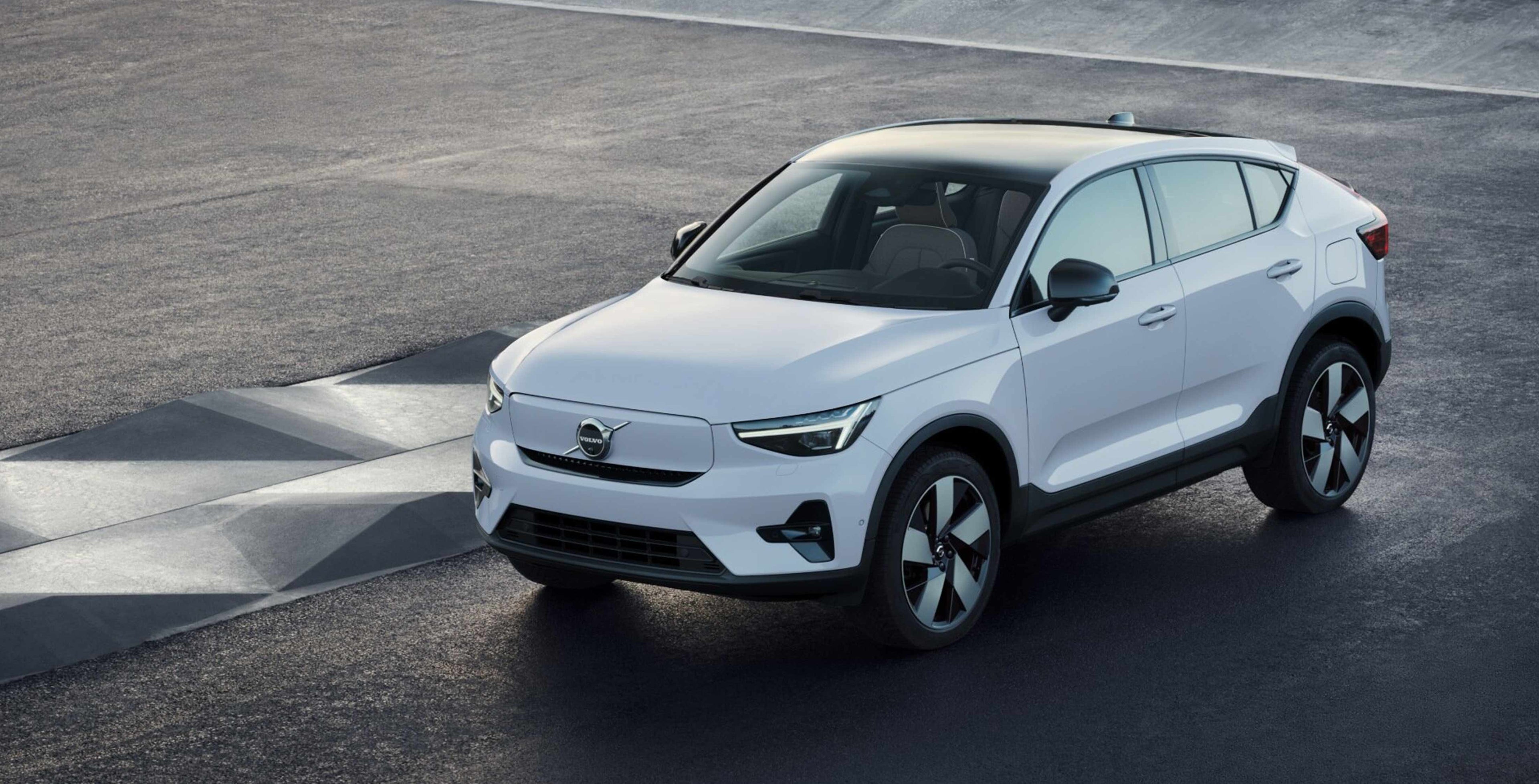 Vaalean sininen Volvo C40.