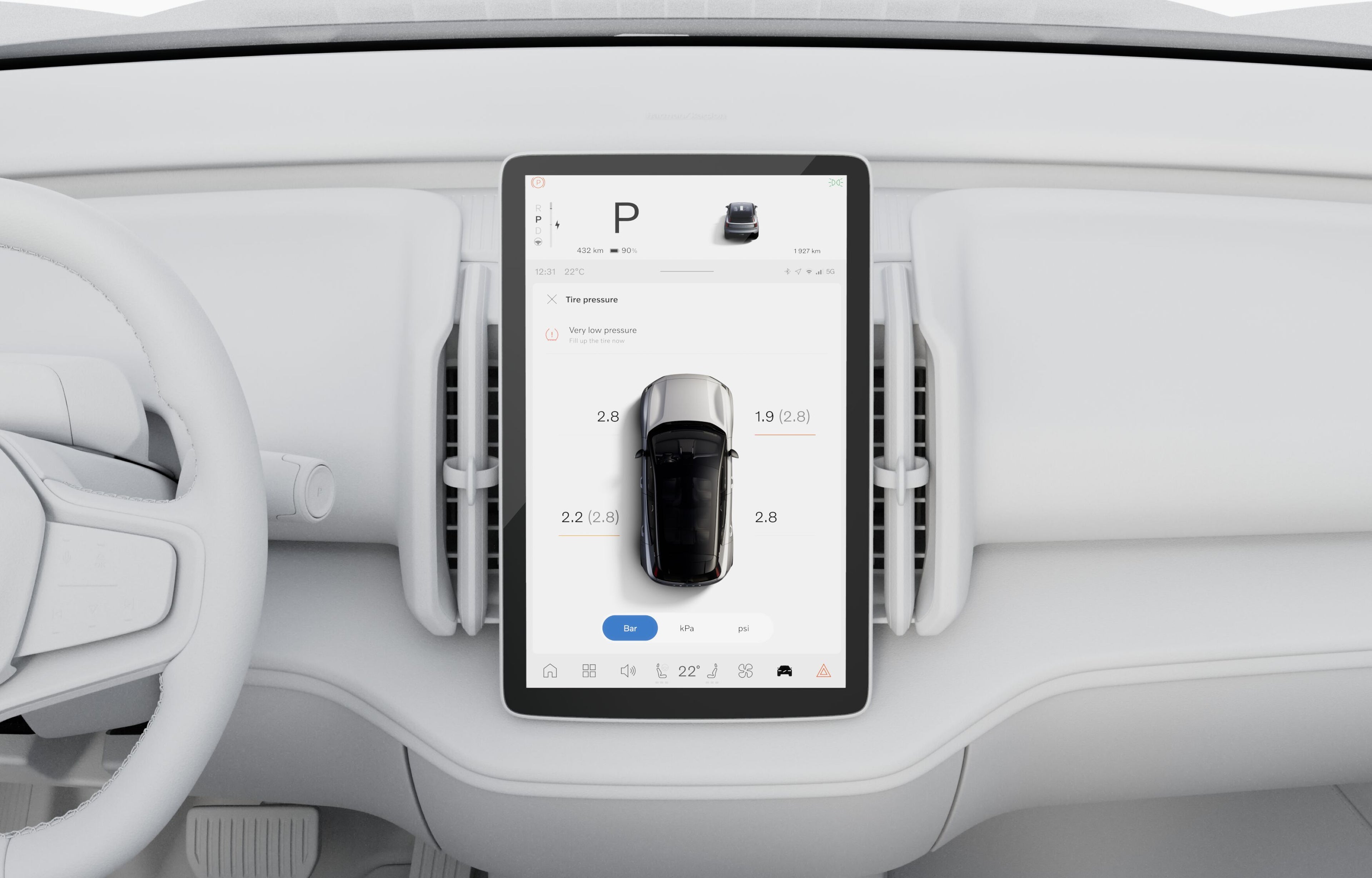 Visão interna do painel de um Volvo com informações exibidas no sistema de entretenimento do veículo.