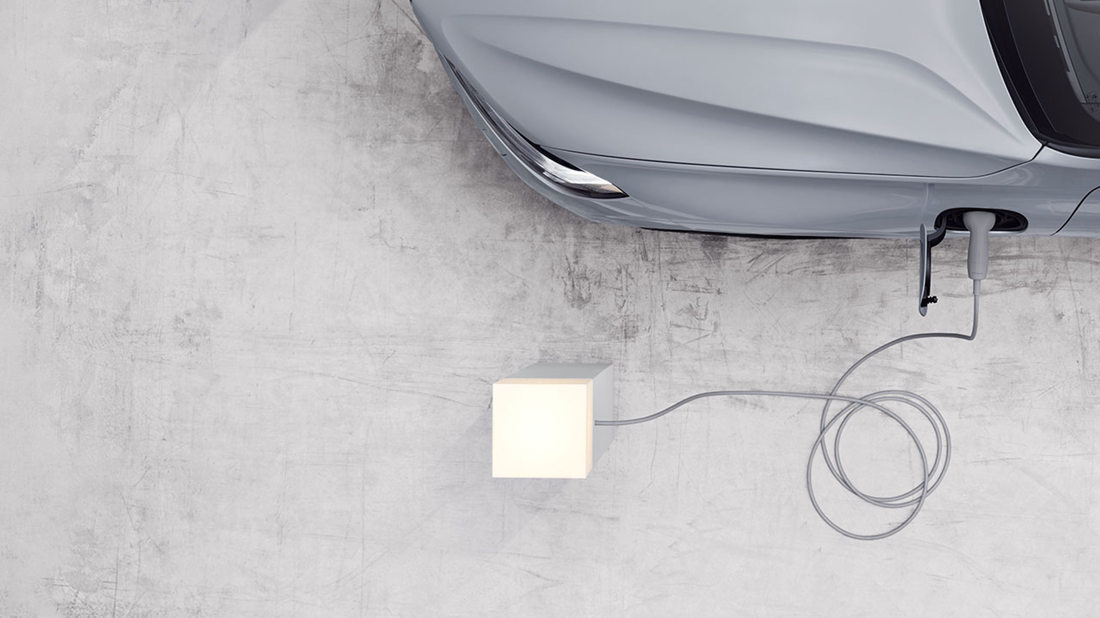 Vue de dessus d'une Volvo XC60 Recharge en charge à une station de charge.