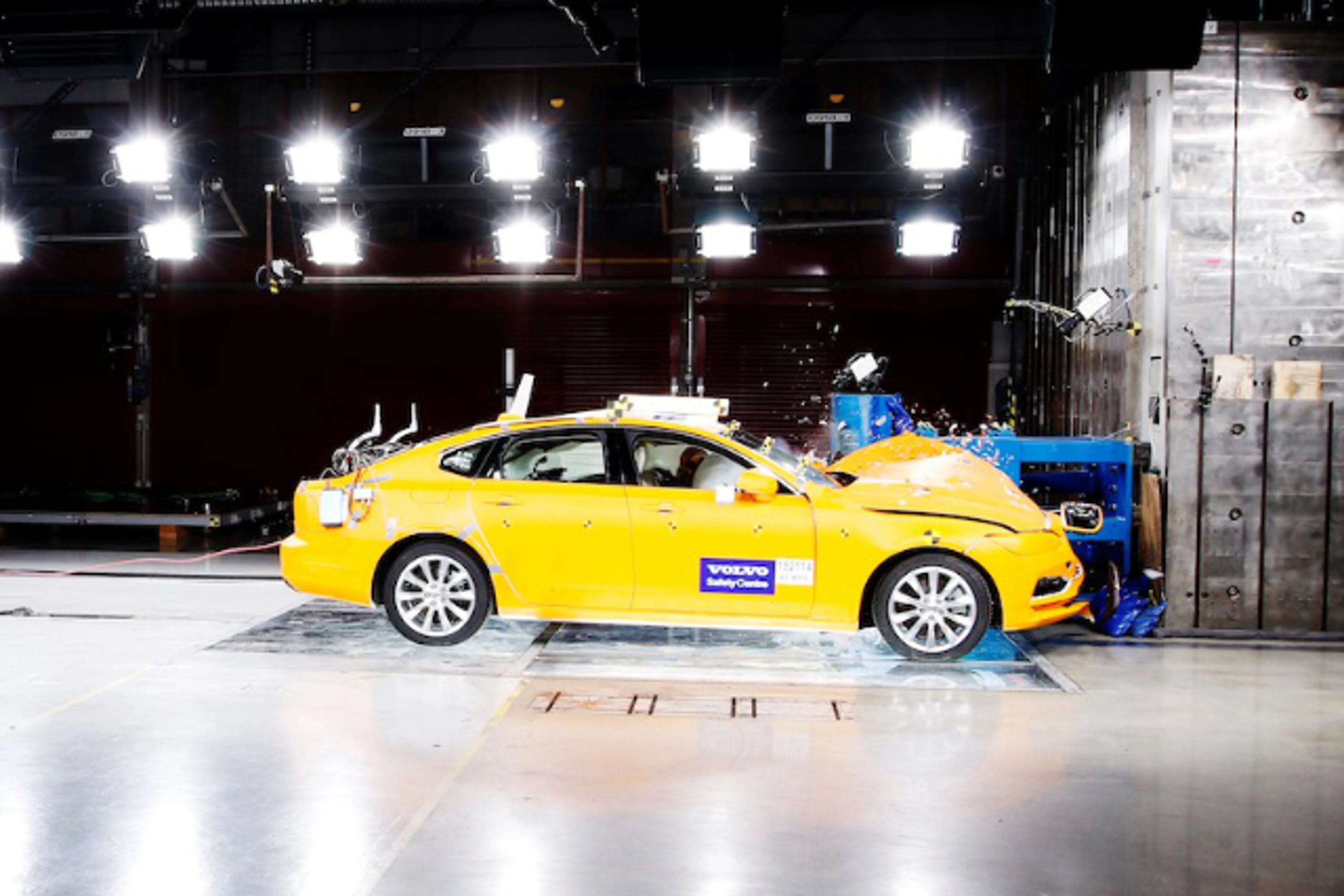 Un veicolo Volvo durante un crash test presso il Volvo Cars Safety Centre.