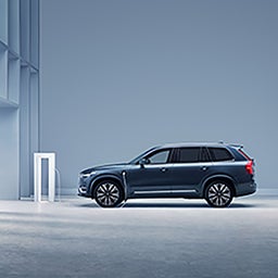 Volvo XC90 Plug-in hybrid in 723 Denim kék.