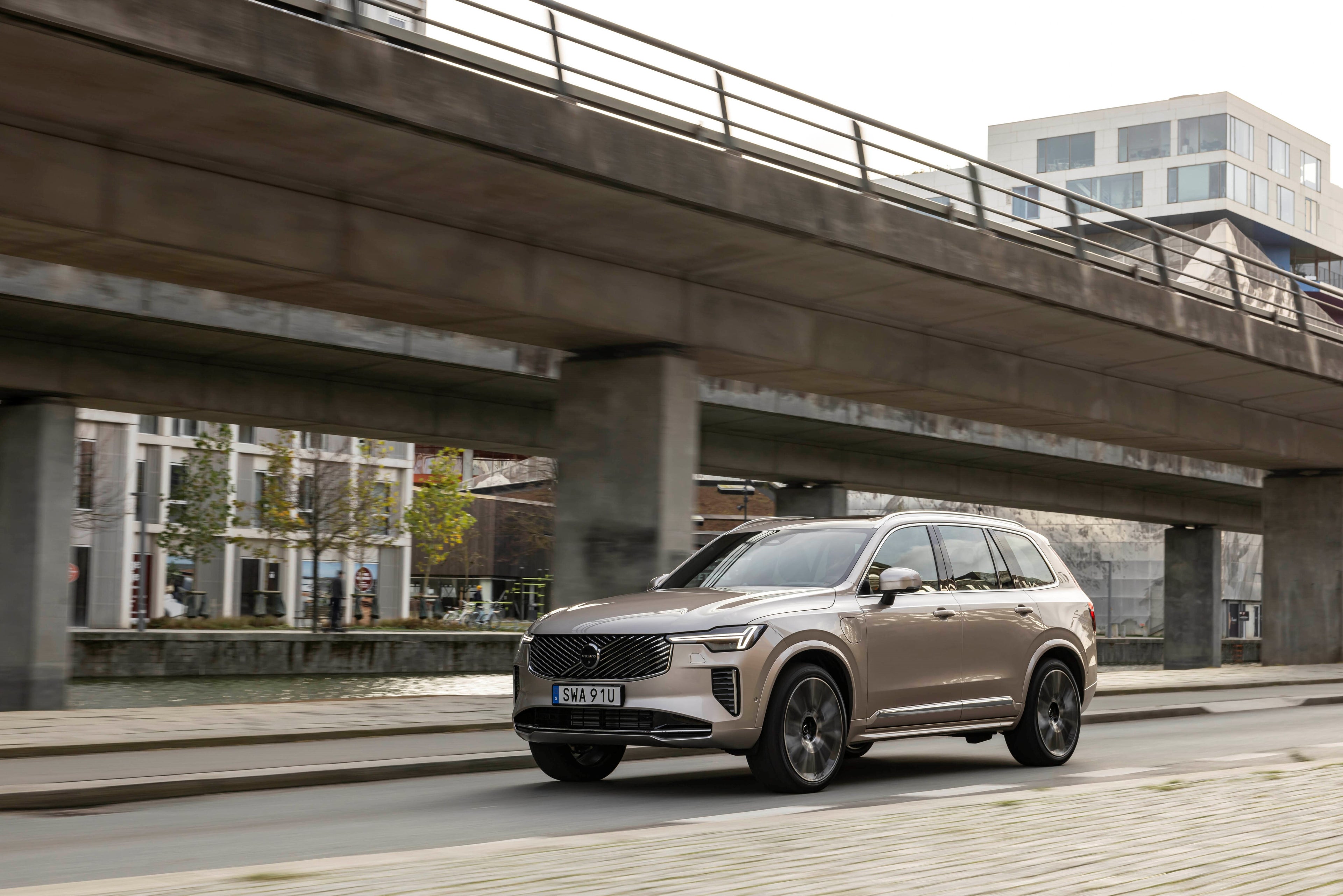 Renewed XC90 PHEV in Bright Dusk exterior.