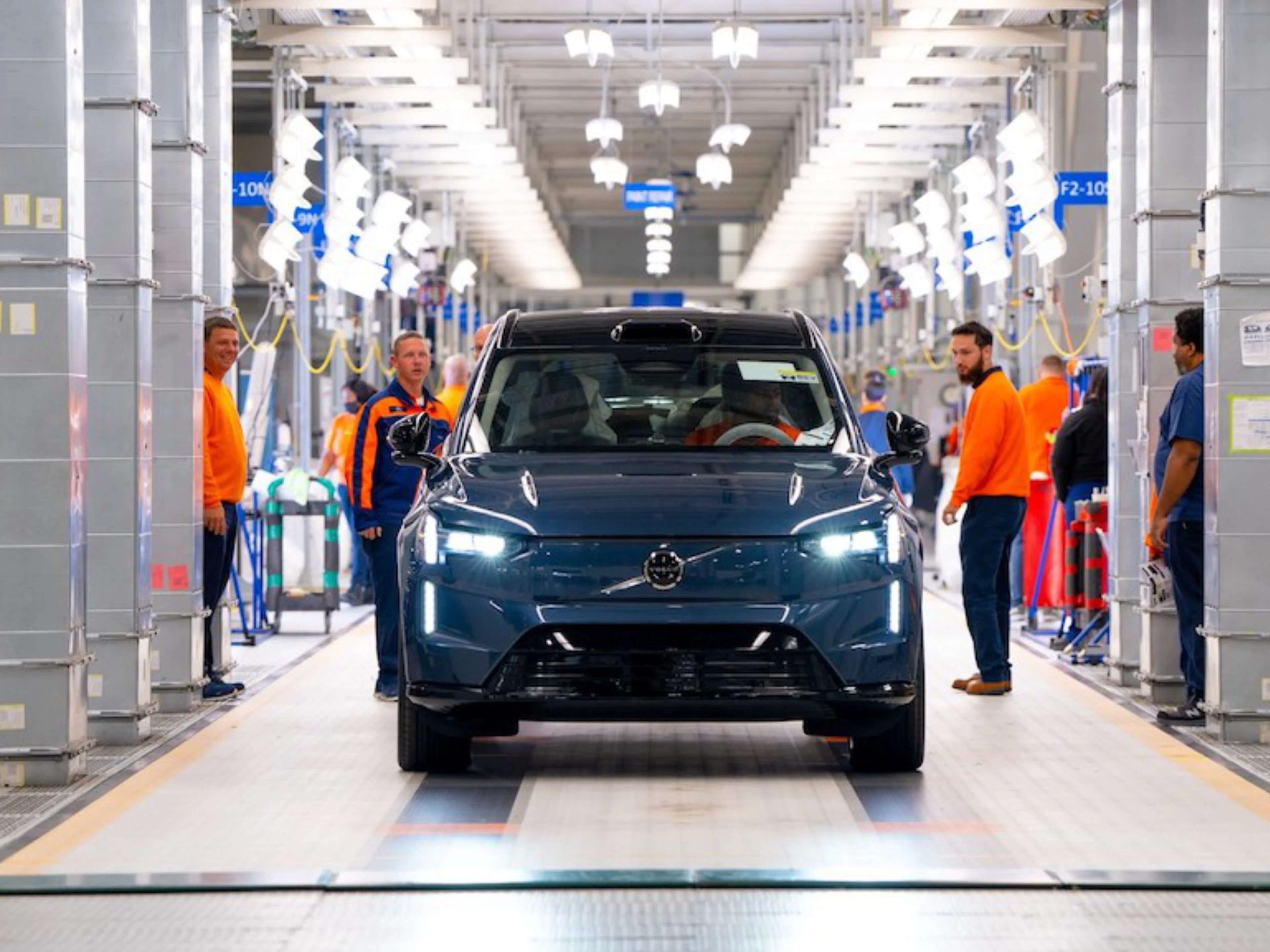 Vista frontale di una Volvo EX90 blu durante la produzione.