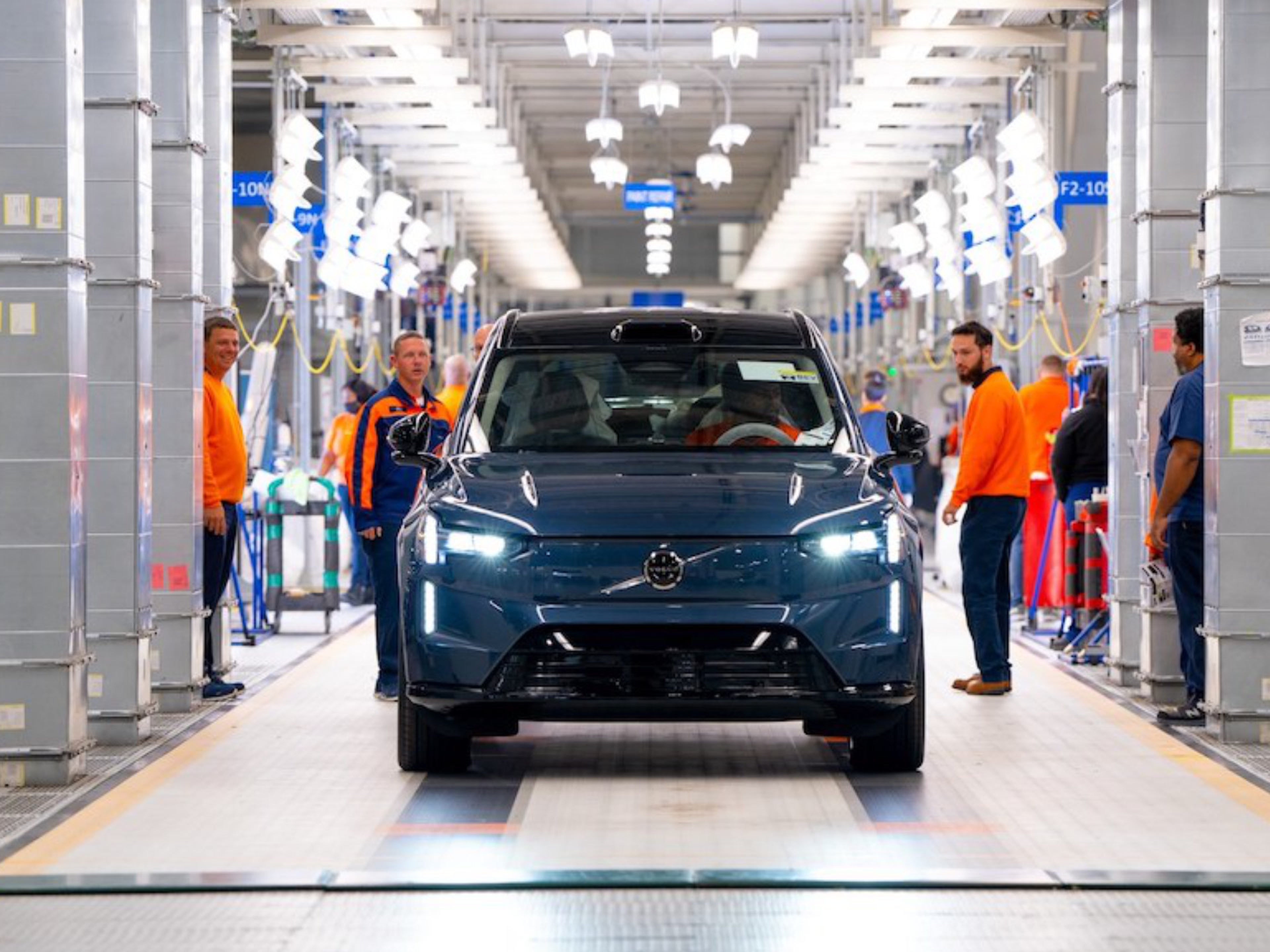 Vista frontale di una Volvo EX90 blu durante la produzione.