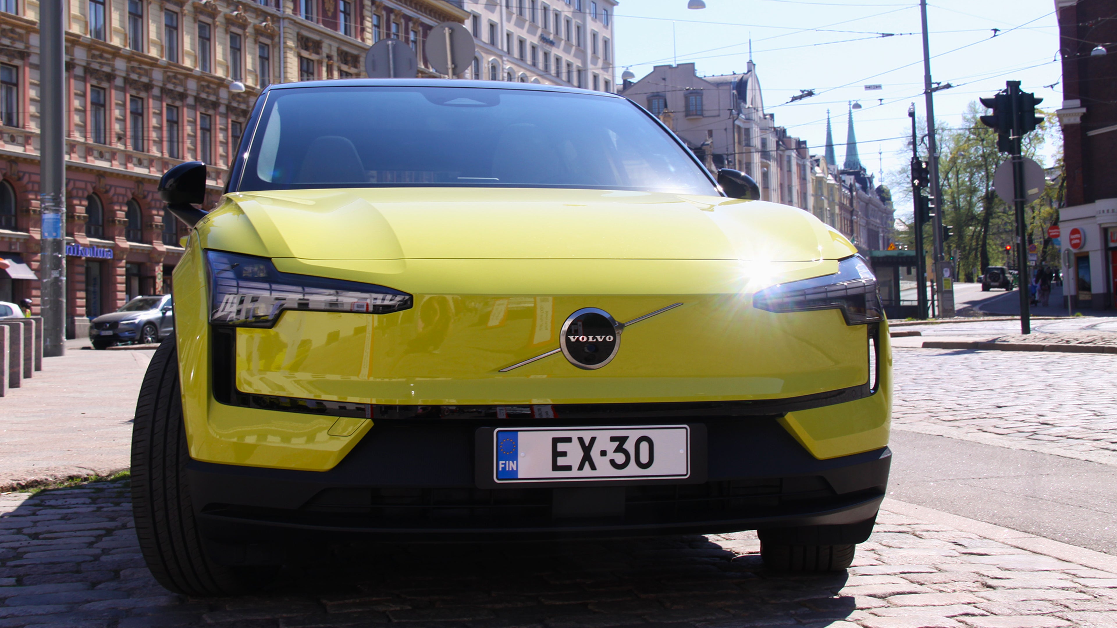 Moss Yellow -värinen Volvo EX30 täyssähköauto pysäköitynä Helsingissä.