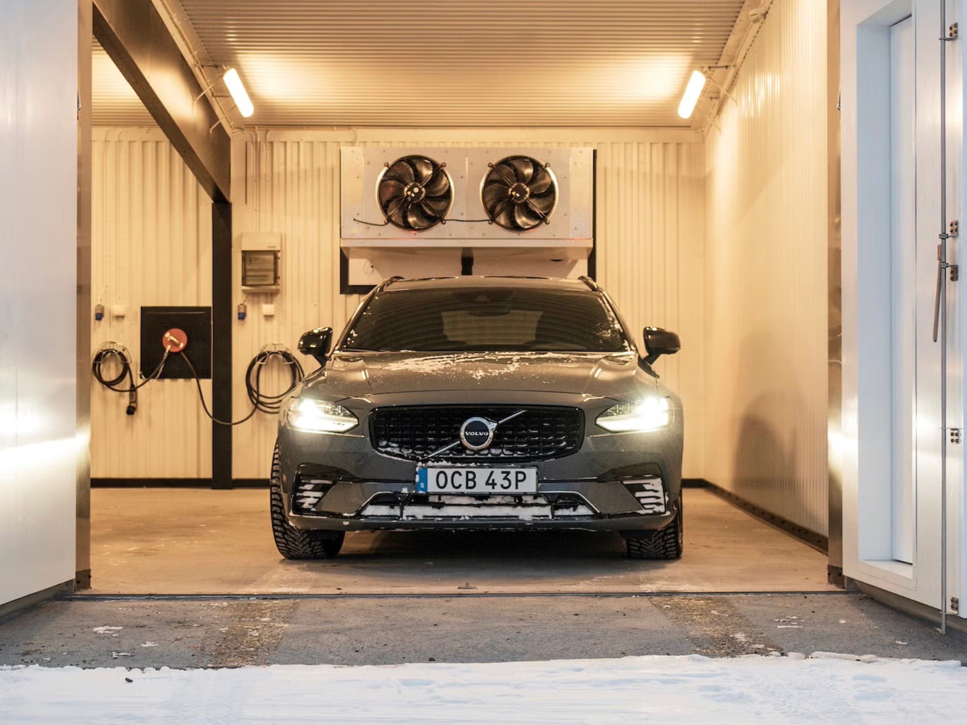 Vue frontale d'une Volvo V90 placée dans une chambre froide.