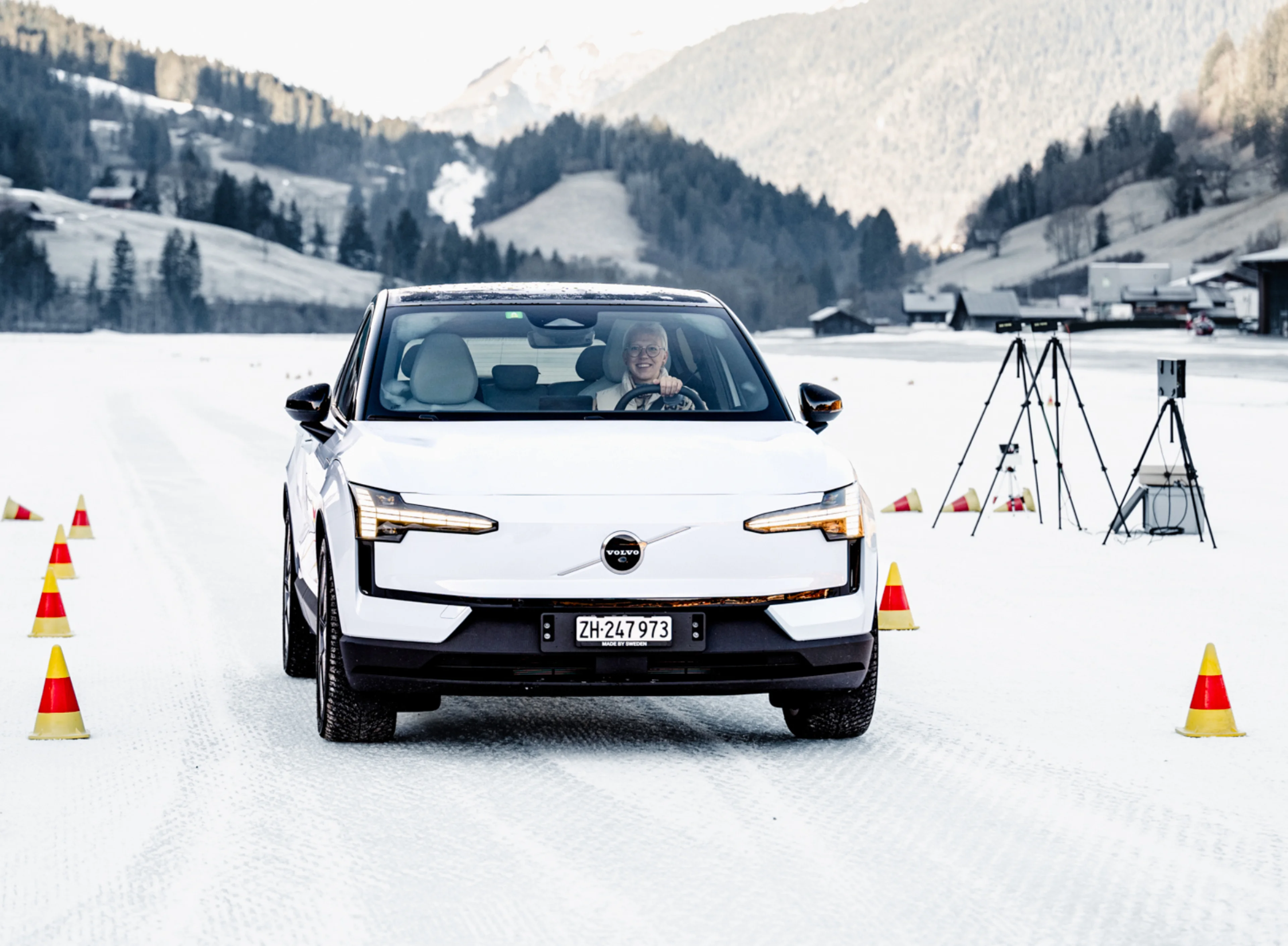 Stefanie Heinzmann in einem weissen Volvo EX30 in einer Winterlandschaft bei der Volvo Winter Driving Experience.