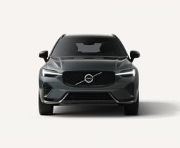 Egy sötétszürke Volvo XC60 szabadidőjármű elölnézetből LED-es fényszórókkal és a hűtőrácson jól látható Volvo emblémával.