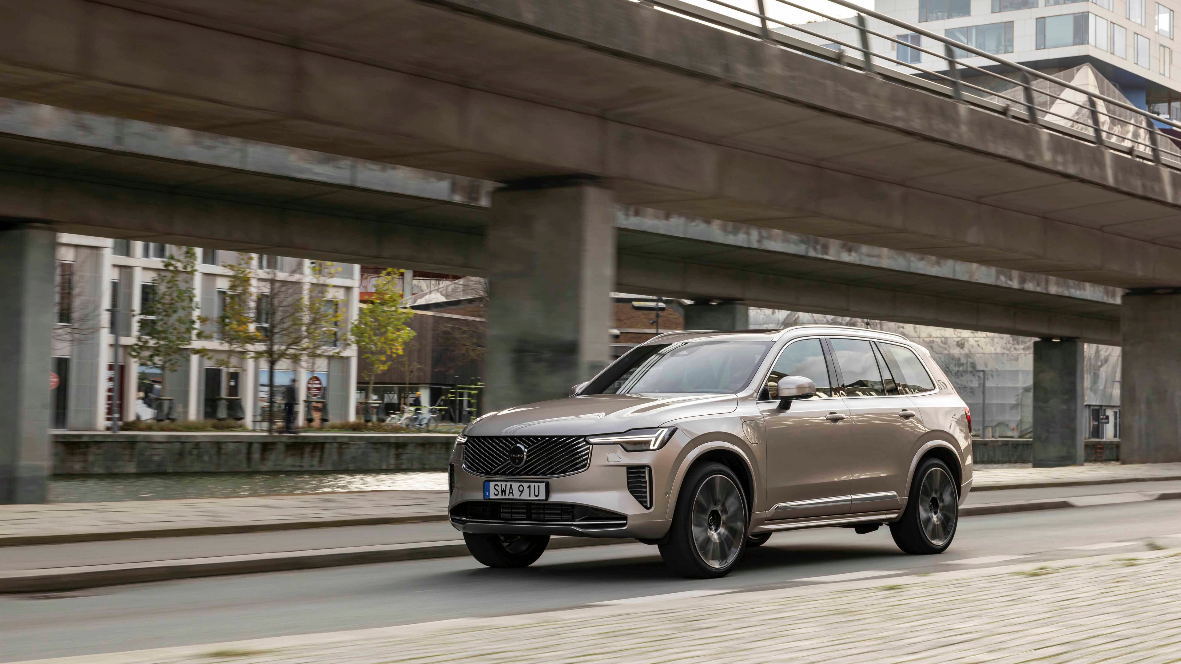 Un Volvo SUV híbrido enchufable atravesando la ciudad