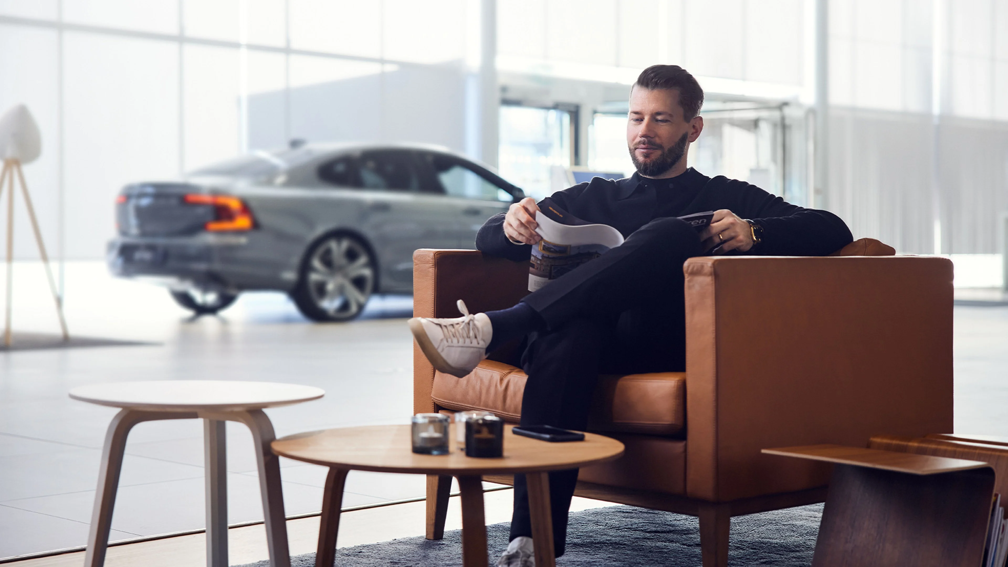 Volvo Service man met magazine
