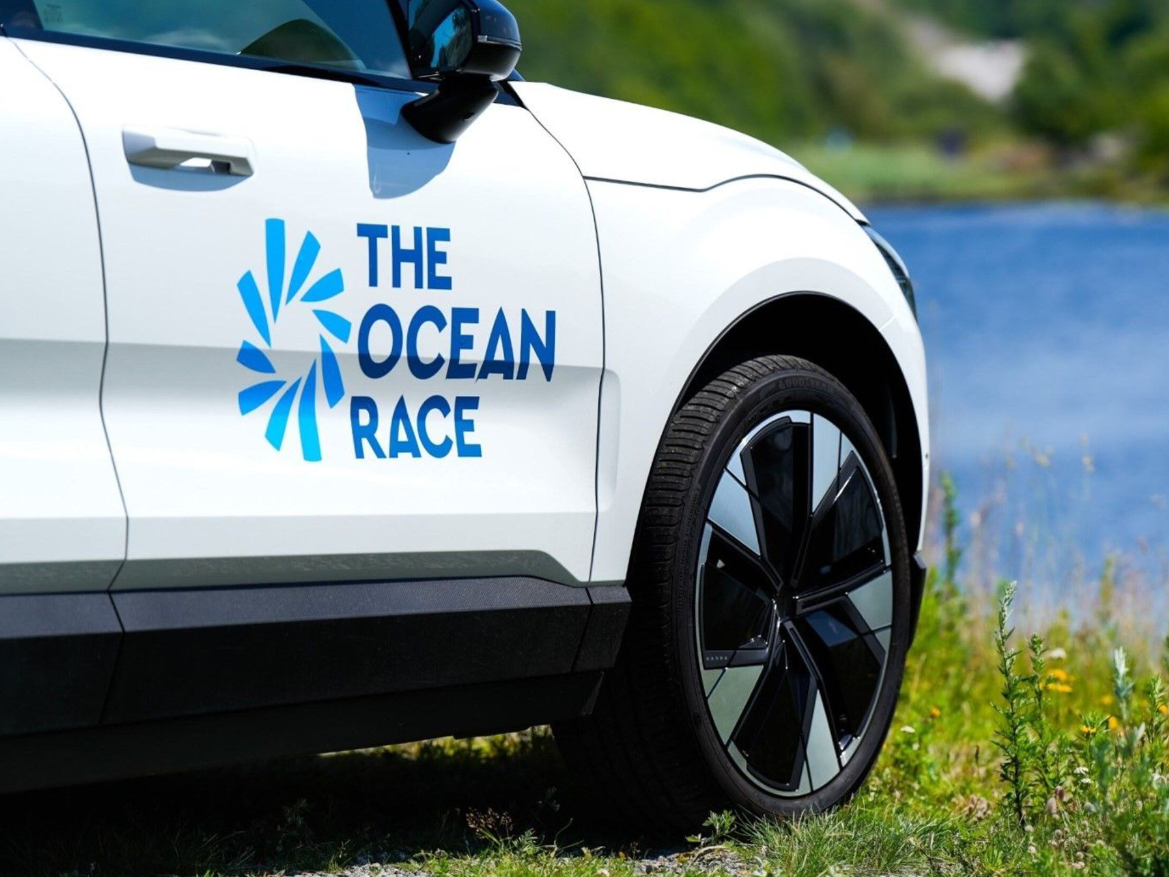 Seitlicher Ausschnitt eines weissen Volvo mit dem Logo "The Ocean Race".
