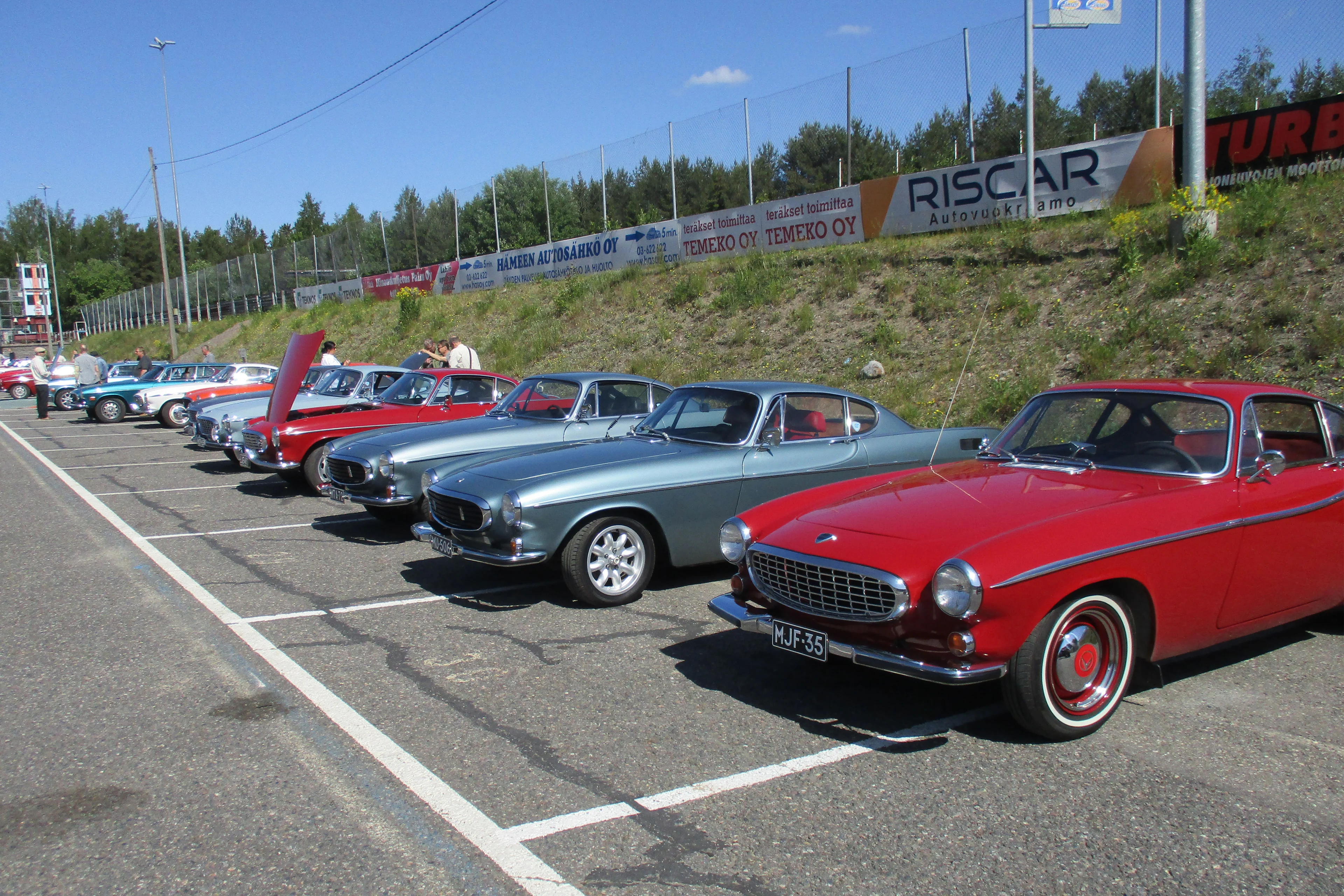 Pyhimys Volvoja rivissä Pyhimyskerhon 30-vuotisjuhlassa Hämeenlinnan Vanajalinnassa.