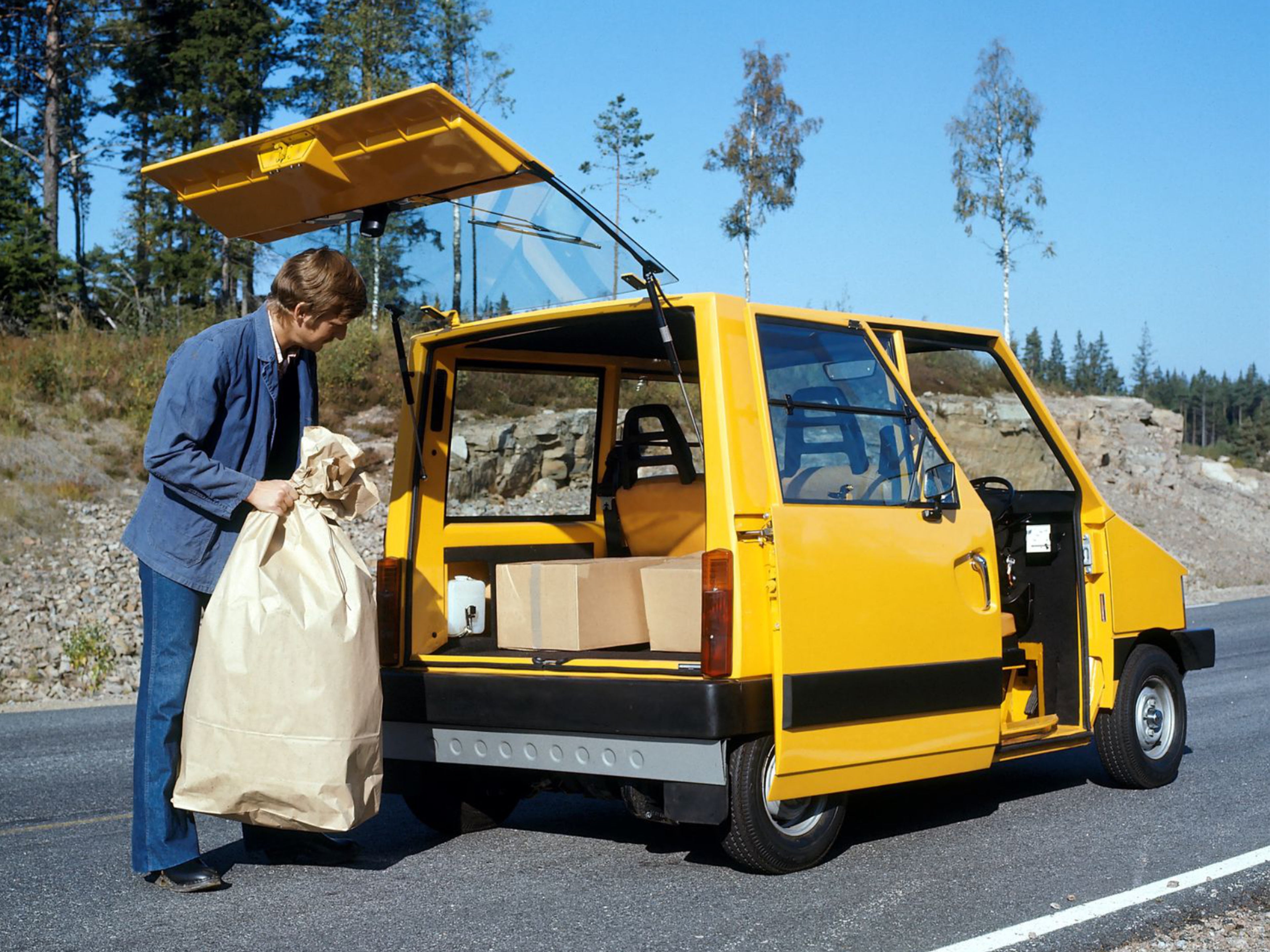 Abbildung eines der ersten Elektroautos von Volvo in gelb.