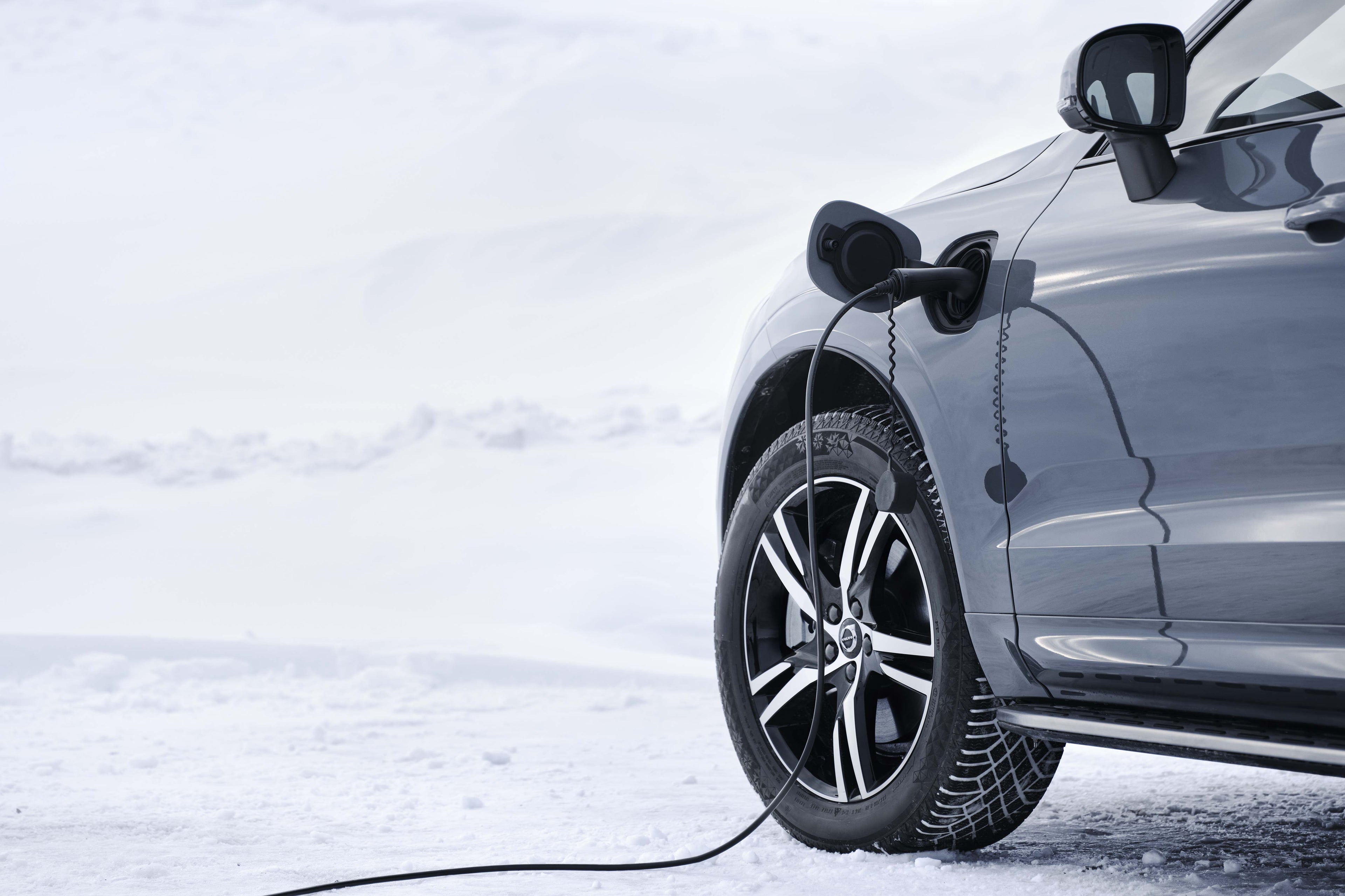 Siniharmaan lataukseen kiinnitetyn Volvon etukulma.