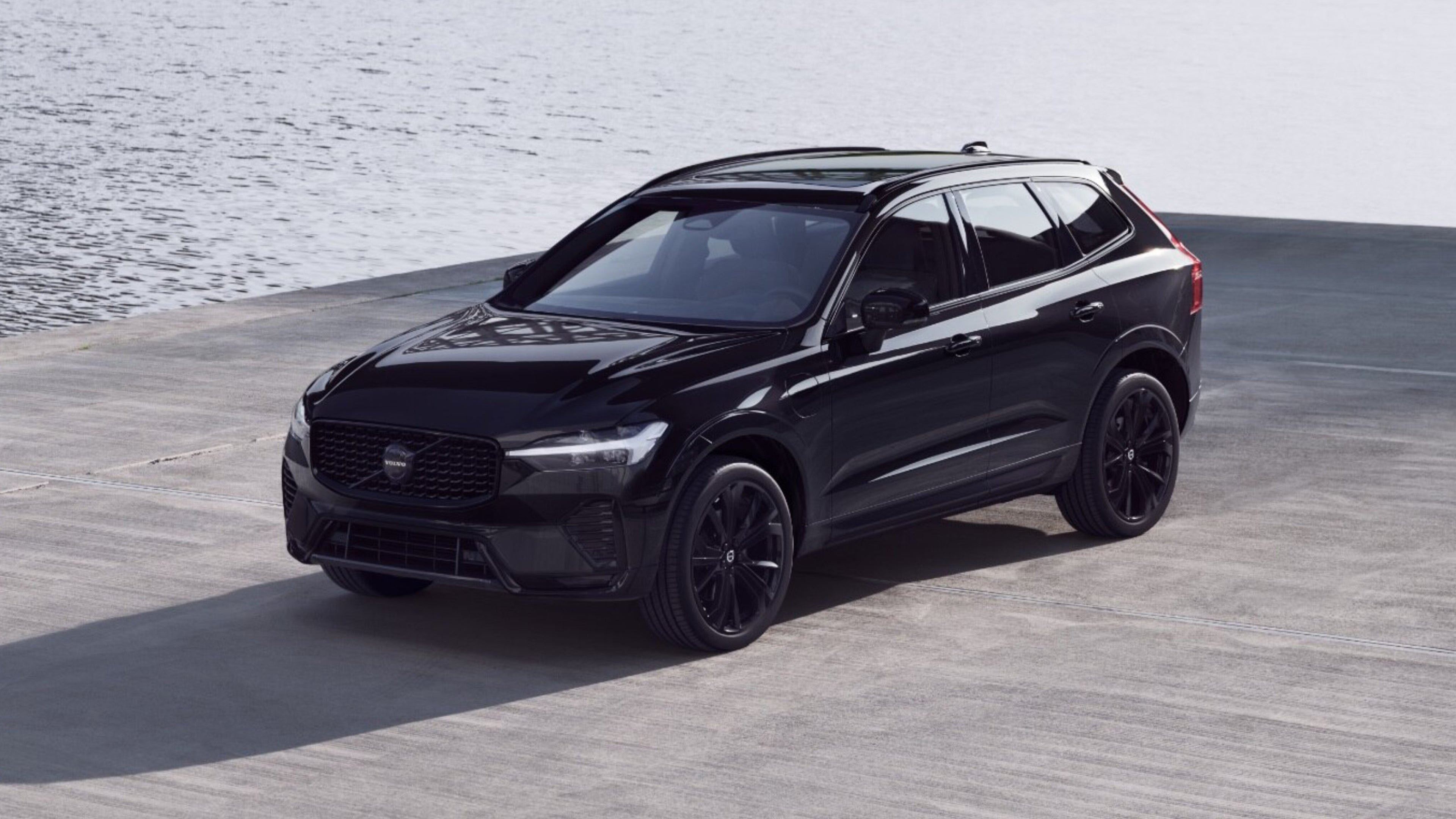 XC60 Black Edition steht auf einer Platform am Wasser